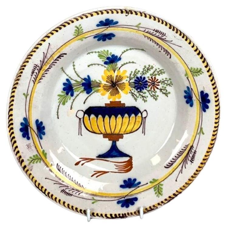 Assiette ou plat de Delft peint à la main, couleurs polychromes, Pays-Bas, vers 1800