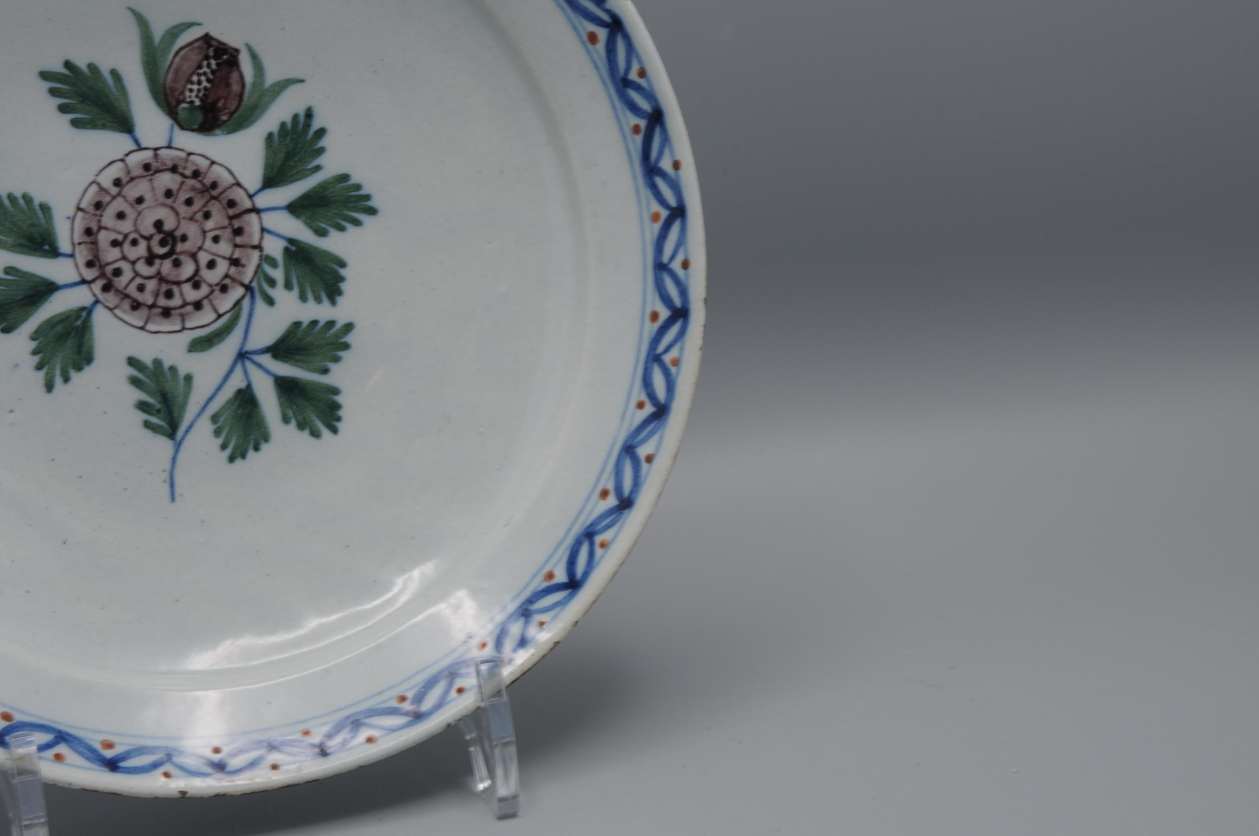 Delft, Plate with manganese rose - 18th century In Good Condition For Sale In DELFT, NL