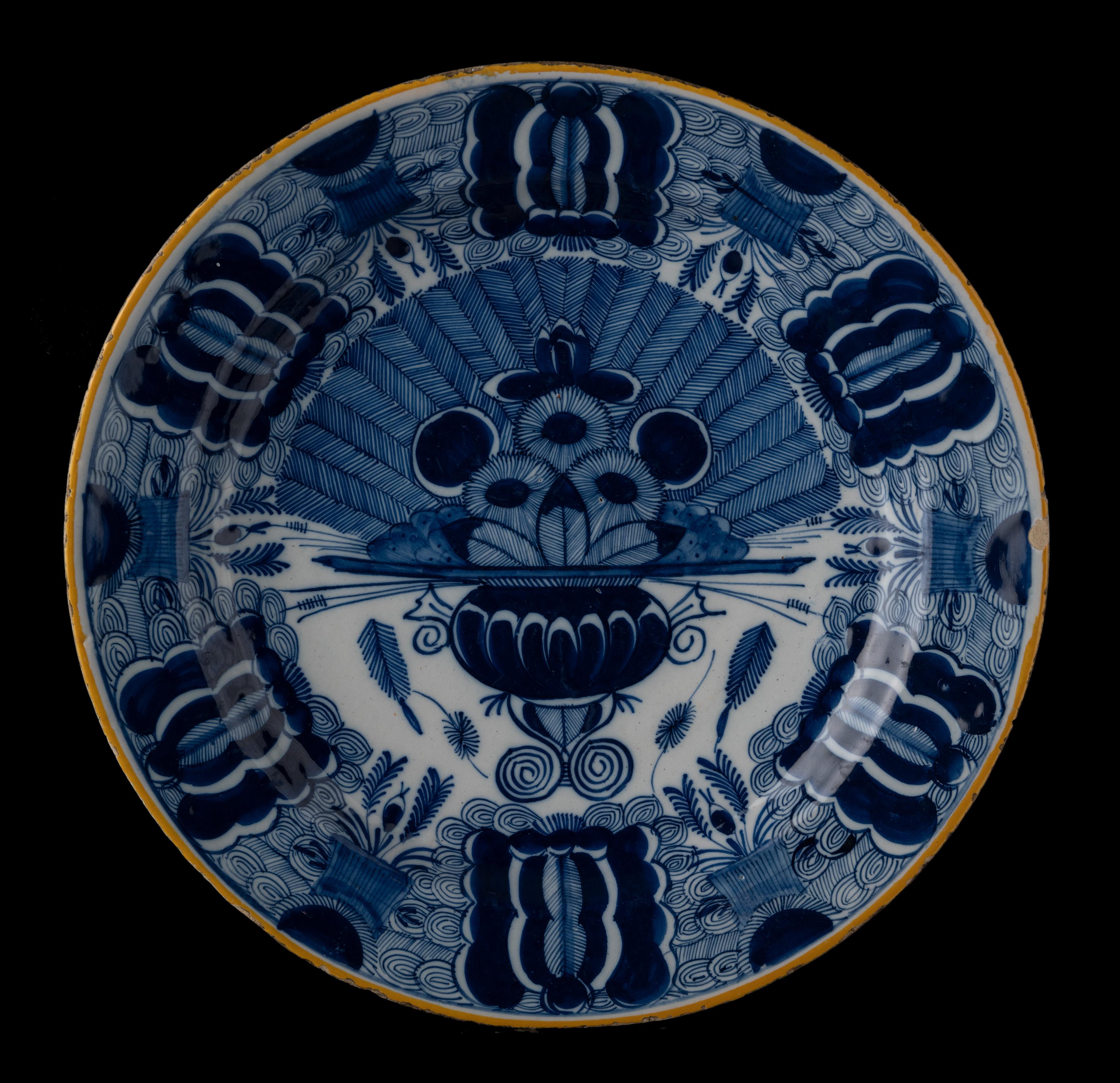 Set von 4 Delfter Tellern und Geschirr, handbemalt mit „Peacock“-Muster 1750-1800 (Barock) im Angebot