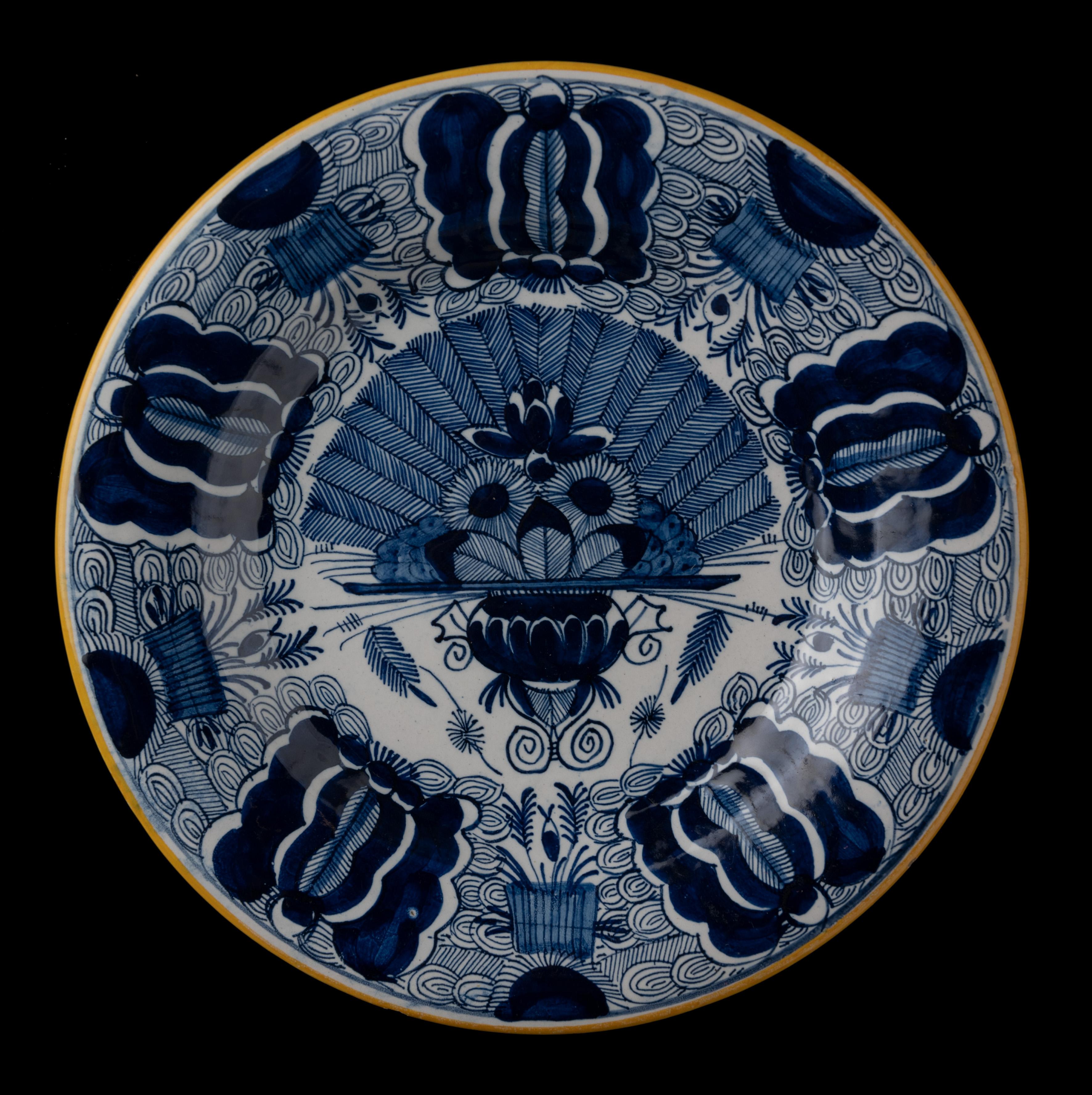 Set von 4 Delfter Tellern und Geschirr, handbemalt mit „Peacock“-Muster 1750-1800 (18. Jahrhundert) im Angebot