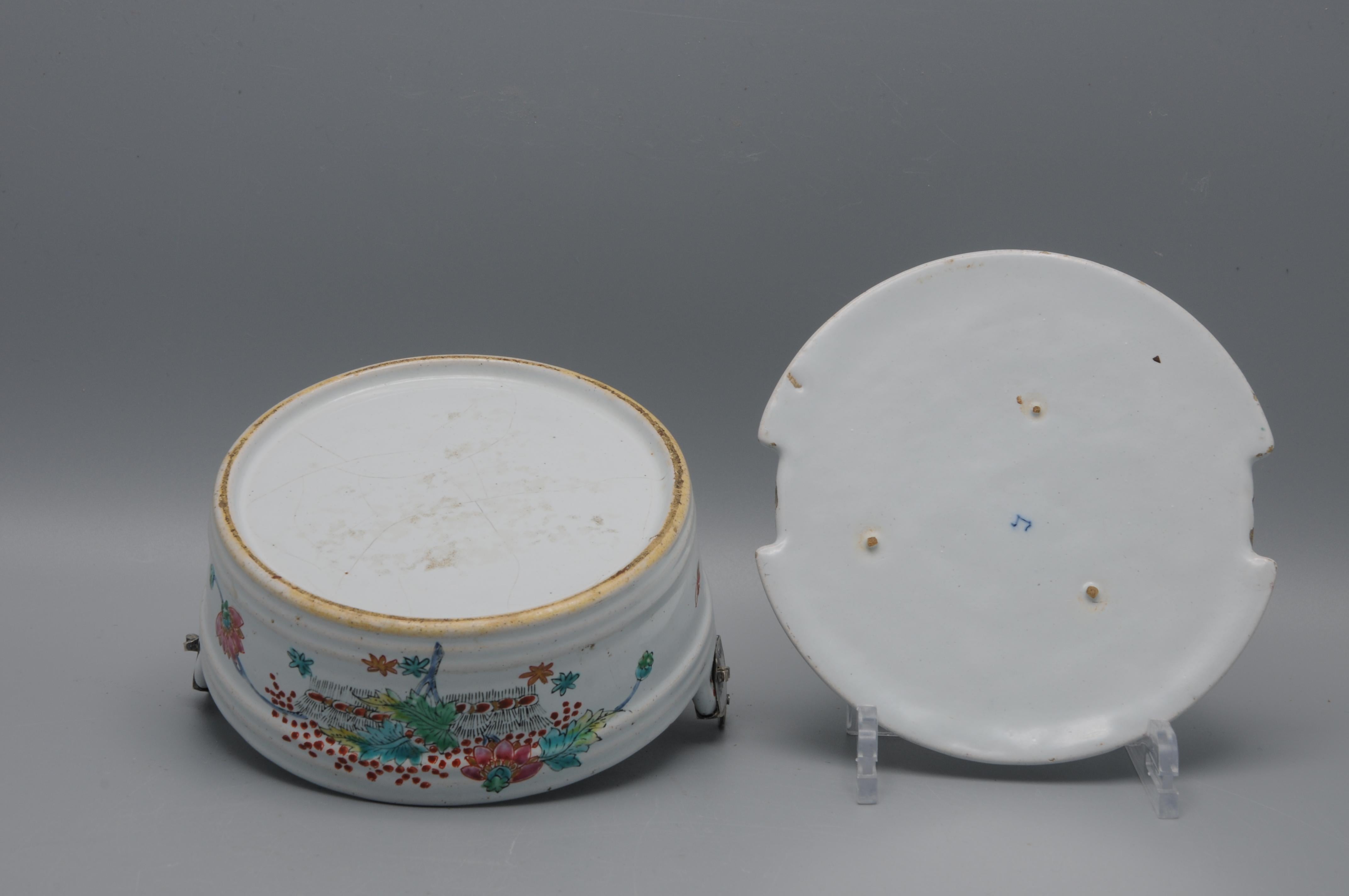 Delft Polychrome Butter Dish with Kakiemon Decoration, 18th Century For Sale 4