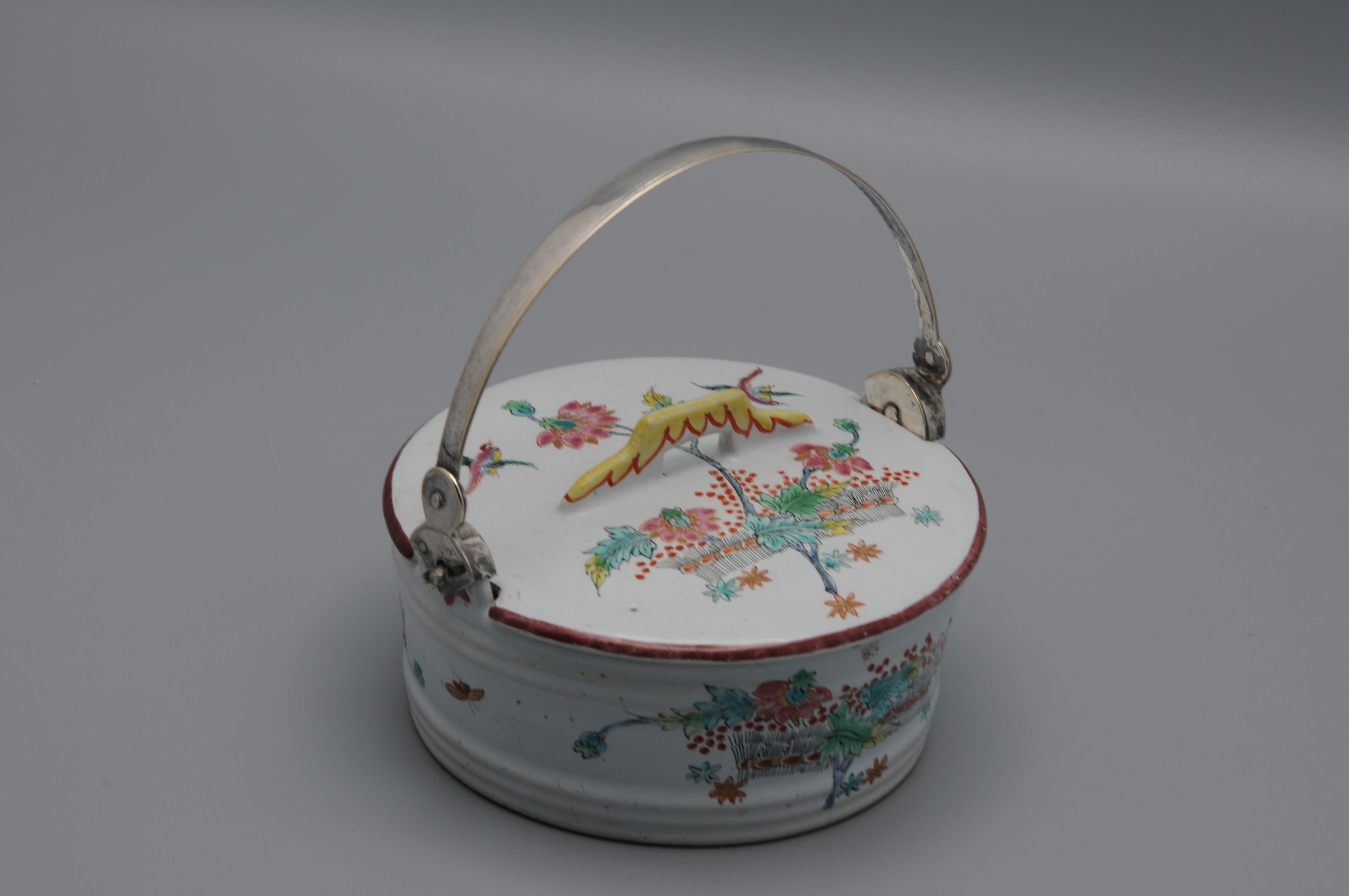 Rococo Delft Polychrome Butter Dish with Kakiemon Decoration, 18th Century For Sale