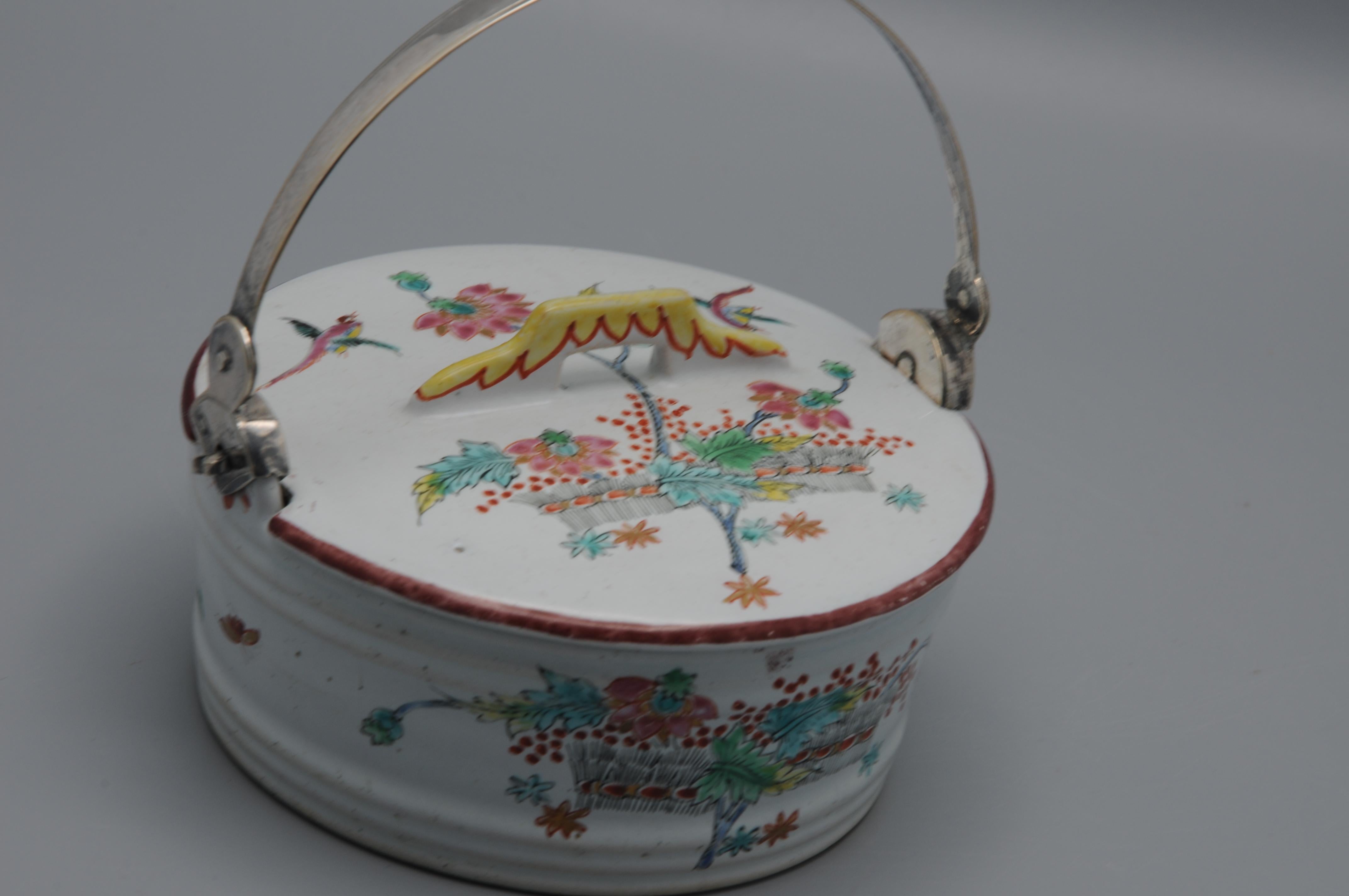 Delft Polychrome Butter Dish with Kakiemon Decoration, 18th Century In Good Condition For Sale In DELFT, NL