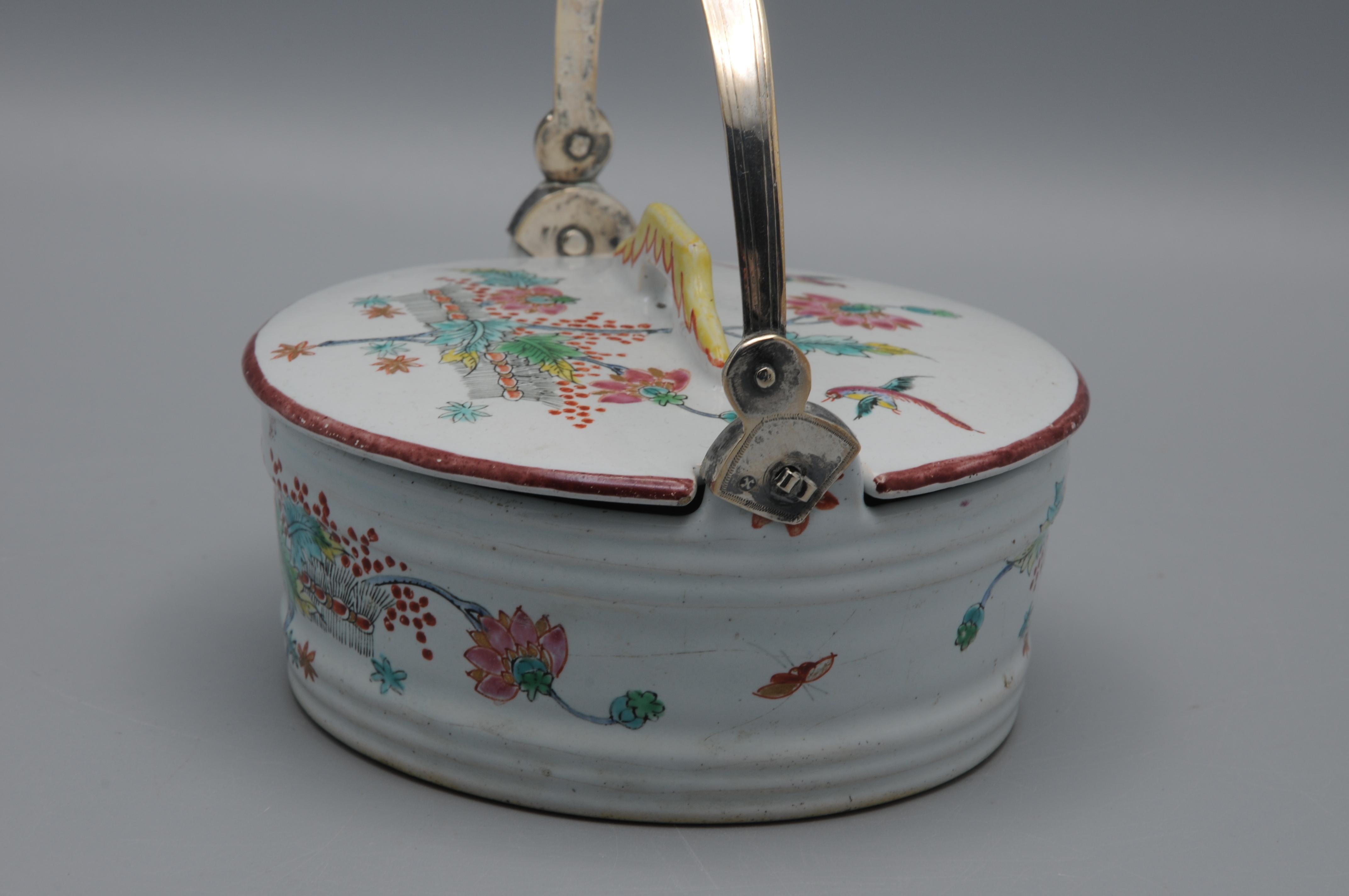 Delft Polychrome Butter Dish with Kakiemon Decoration, 18th Century For Sale 1