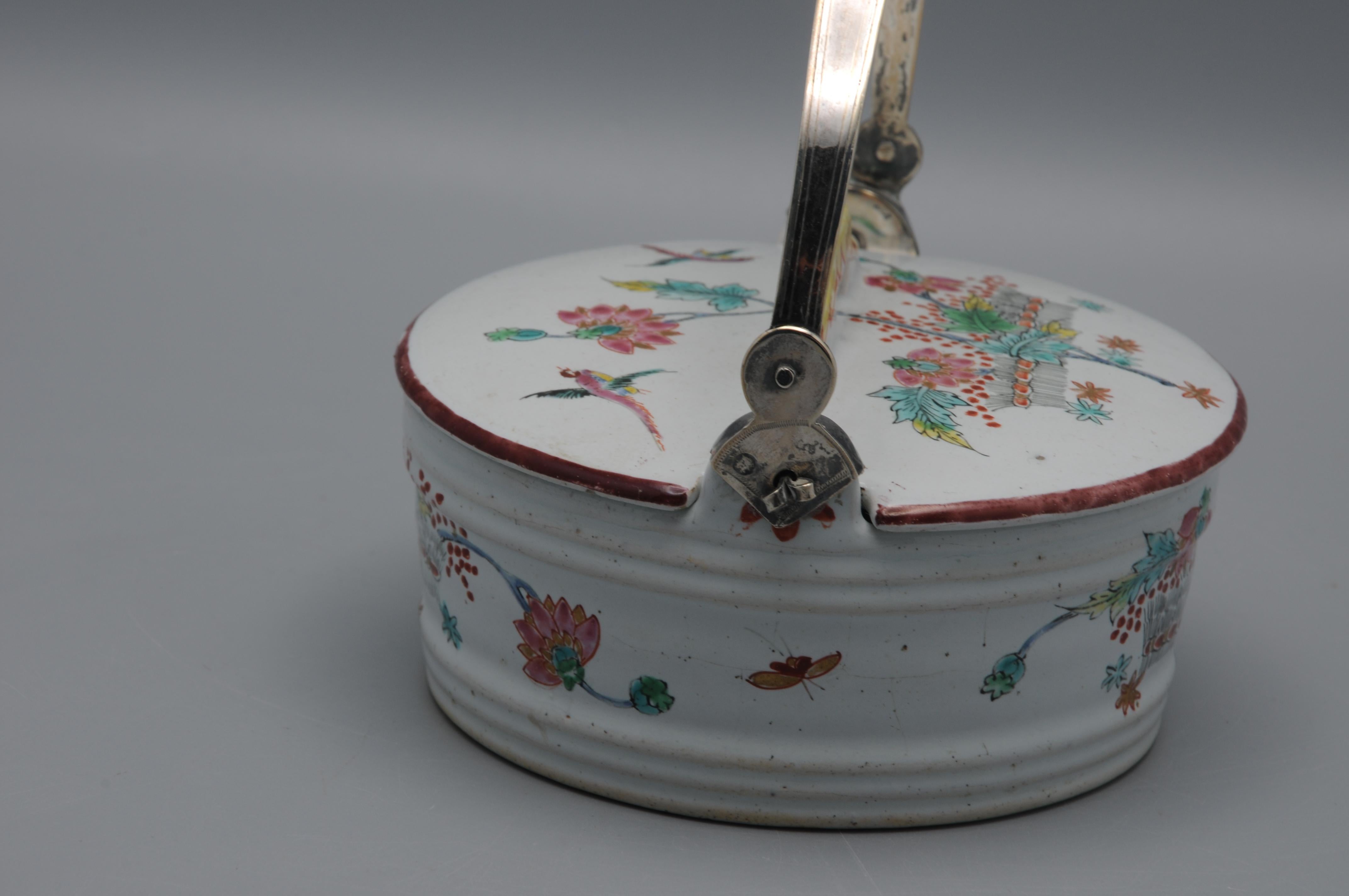 Delft Polychrome Butter Dish with Kakiemon Decoration, 18th Century For Sale 2