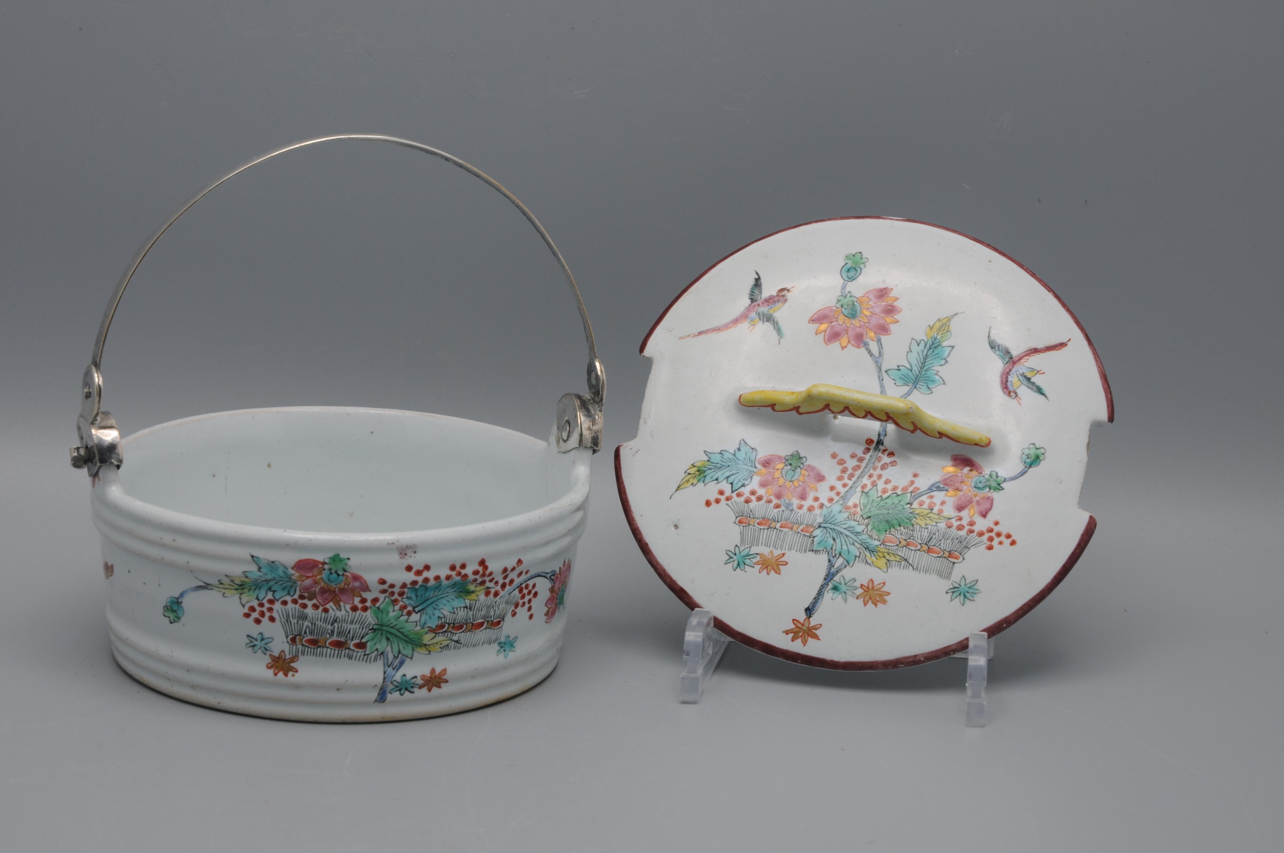 Delft Polychrome Butter Dish with Kakiemon Decoration, 18th Century For Sale 3