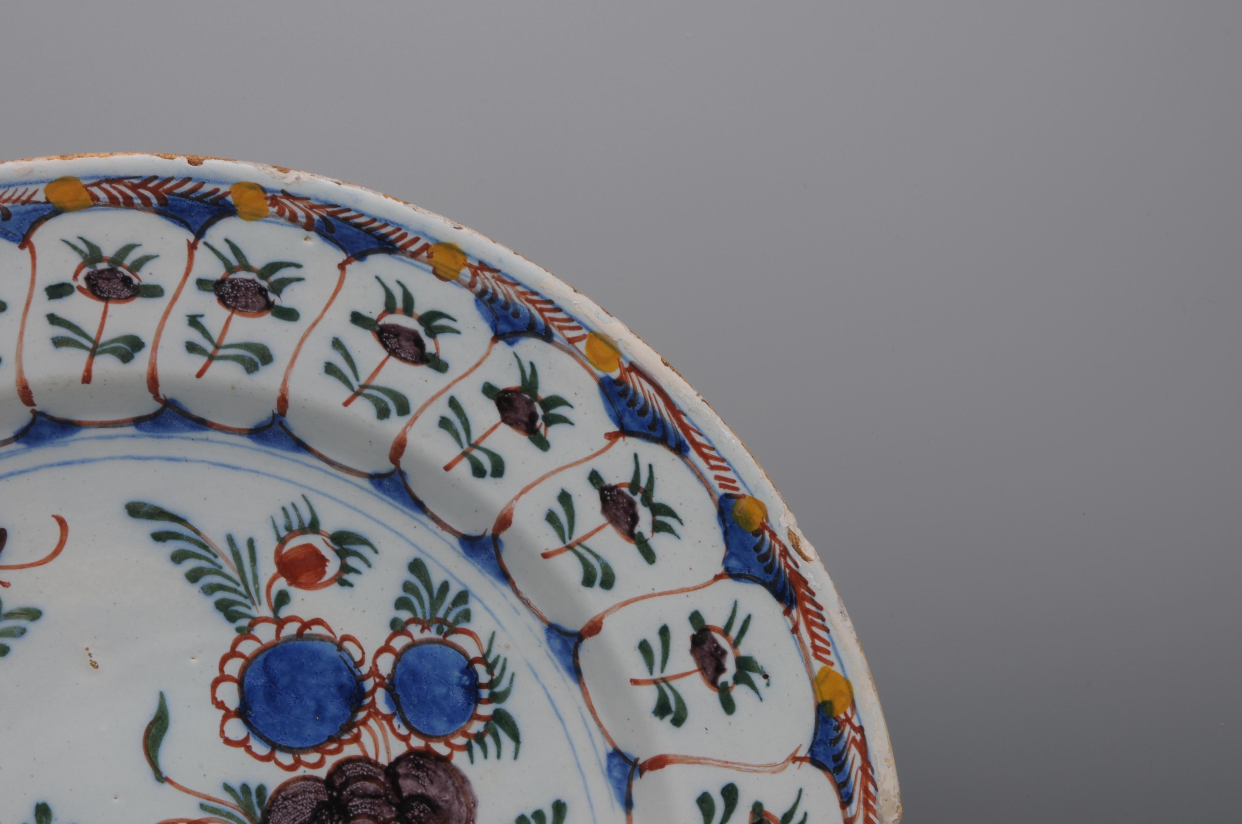 Delft - Polychrome Chinoiserie Charger, 18th century In Good Condition In DELFT, NL
