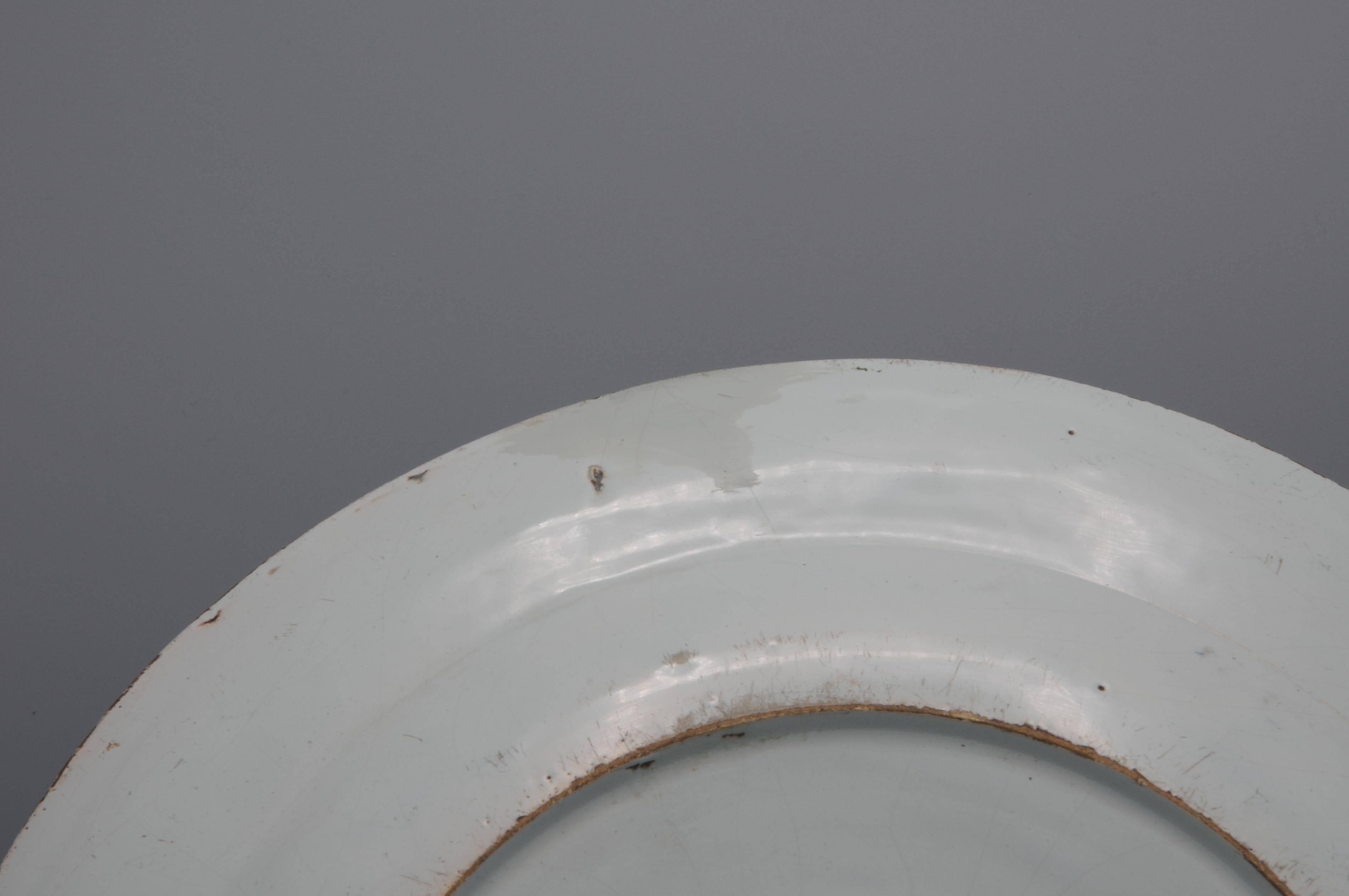 Delft – Polychromer Chinoiserie-Plattenteller (Tonware) im Angebot