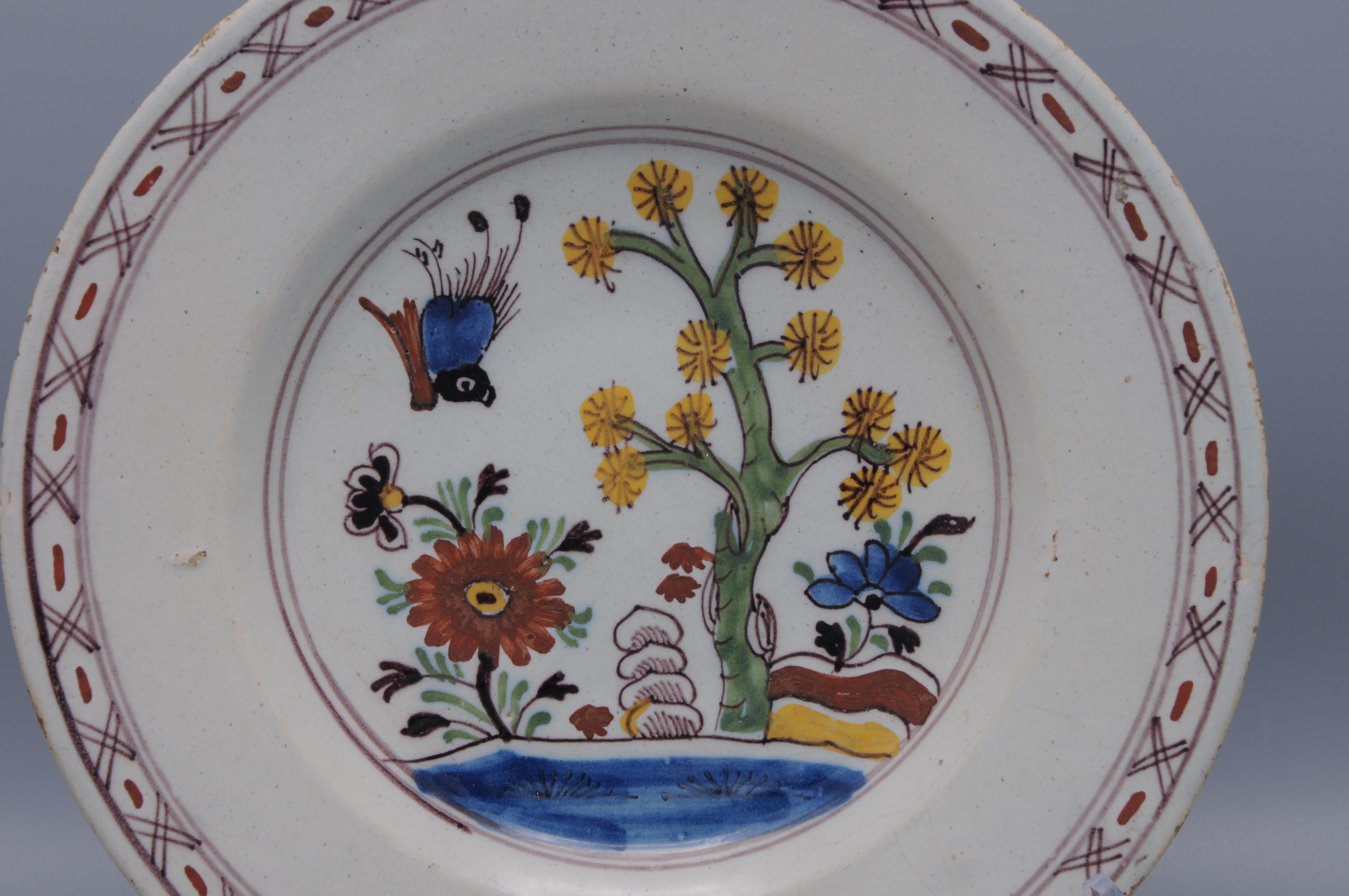 Chinoiseries Assiette florale et oiseaux polychrome de Delft - 18ème siècle en vente