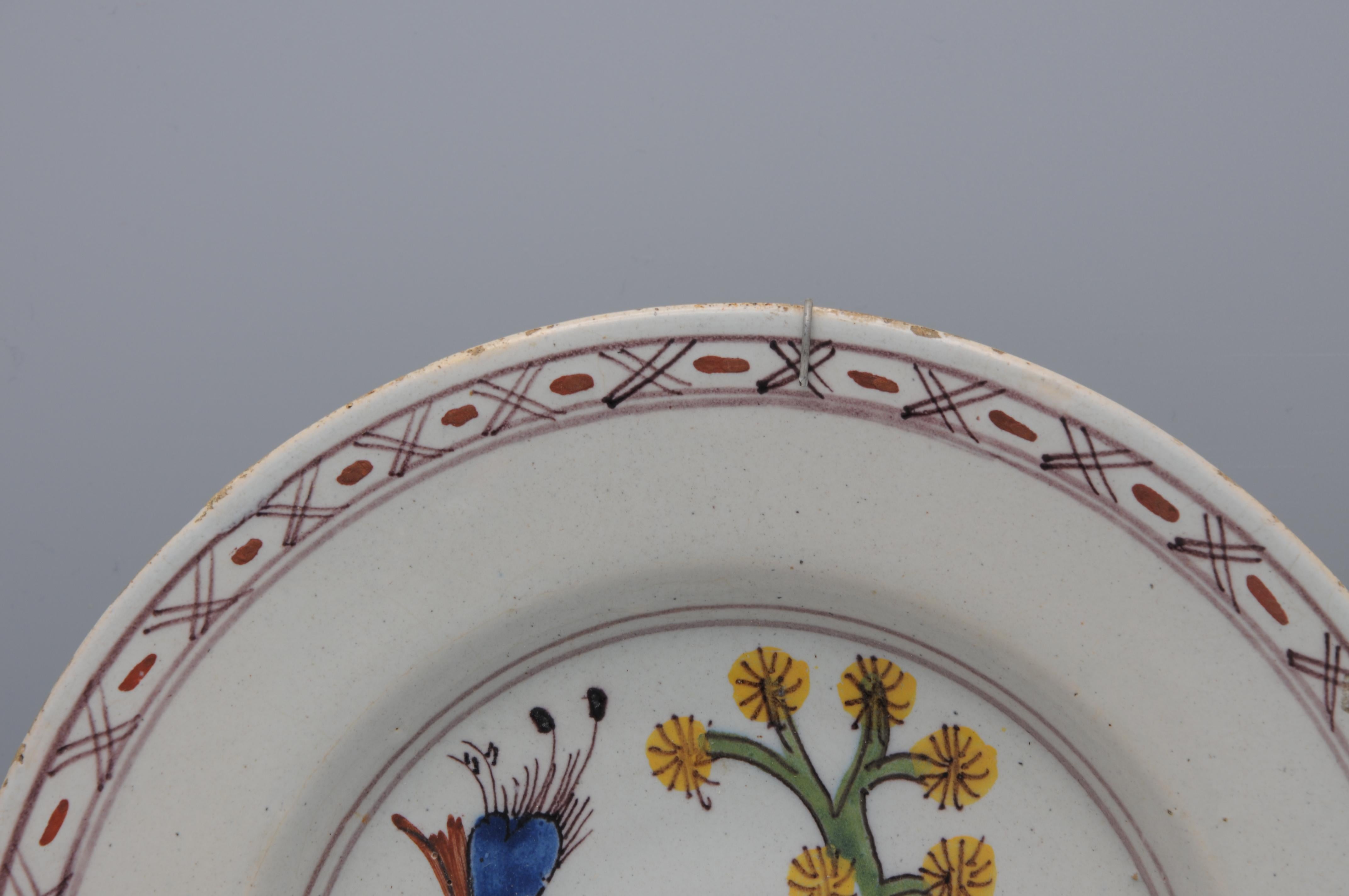 Néerlandais Assiette florale et oiseaux polychrome de Delft - 18ème siècle en vente