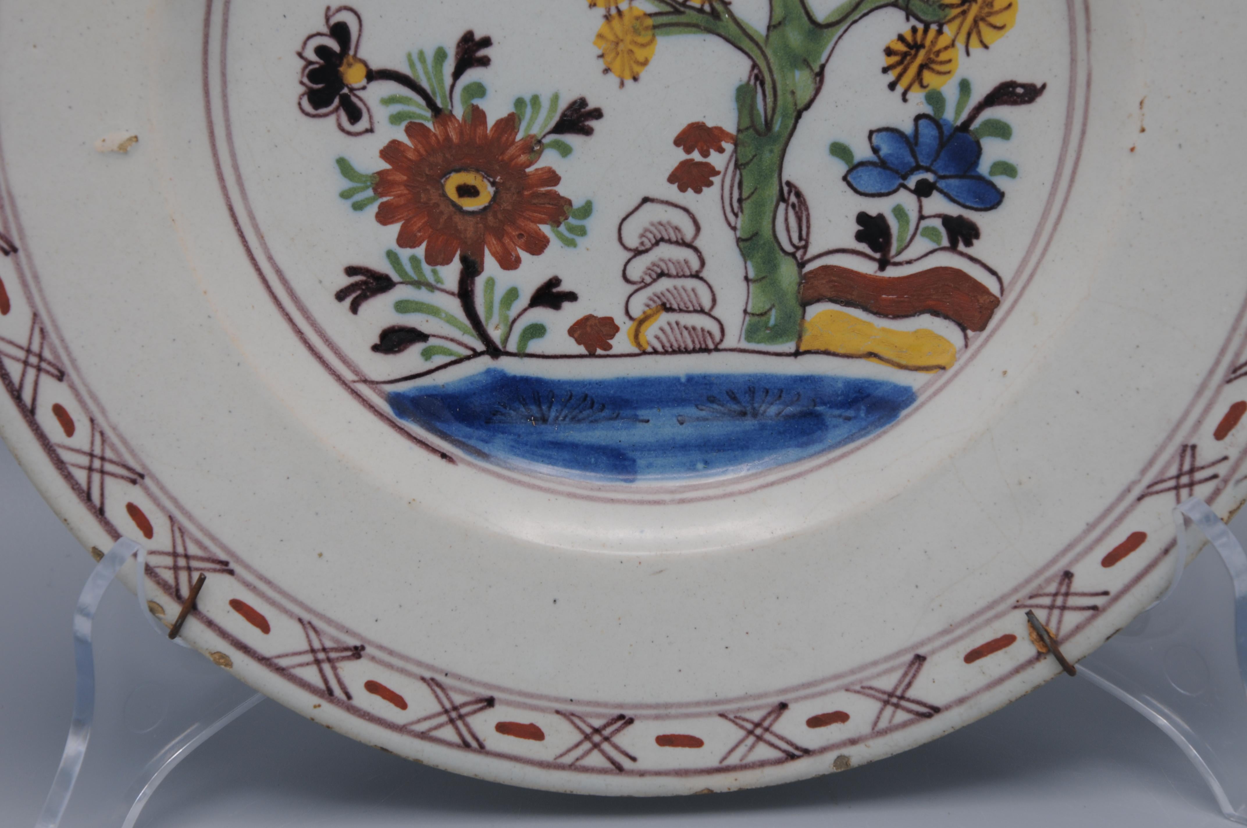 Assiette florale et oiseaux polychrome de Delft - 18ème siècle Bon état - En vente à DELFT, NL
