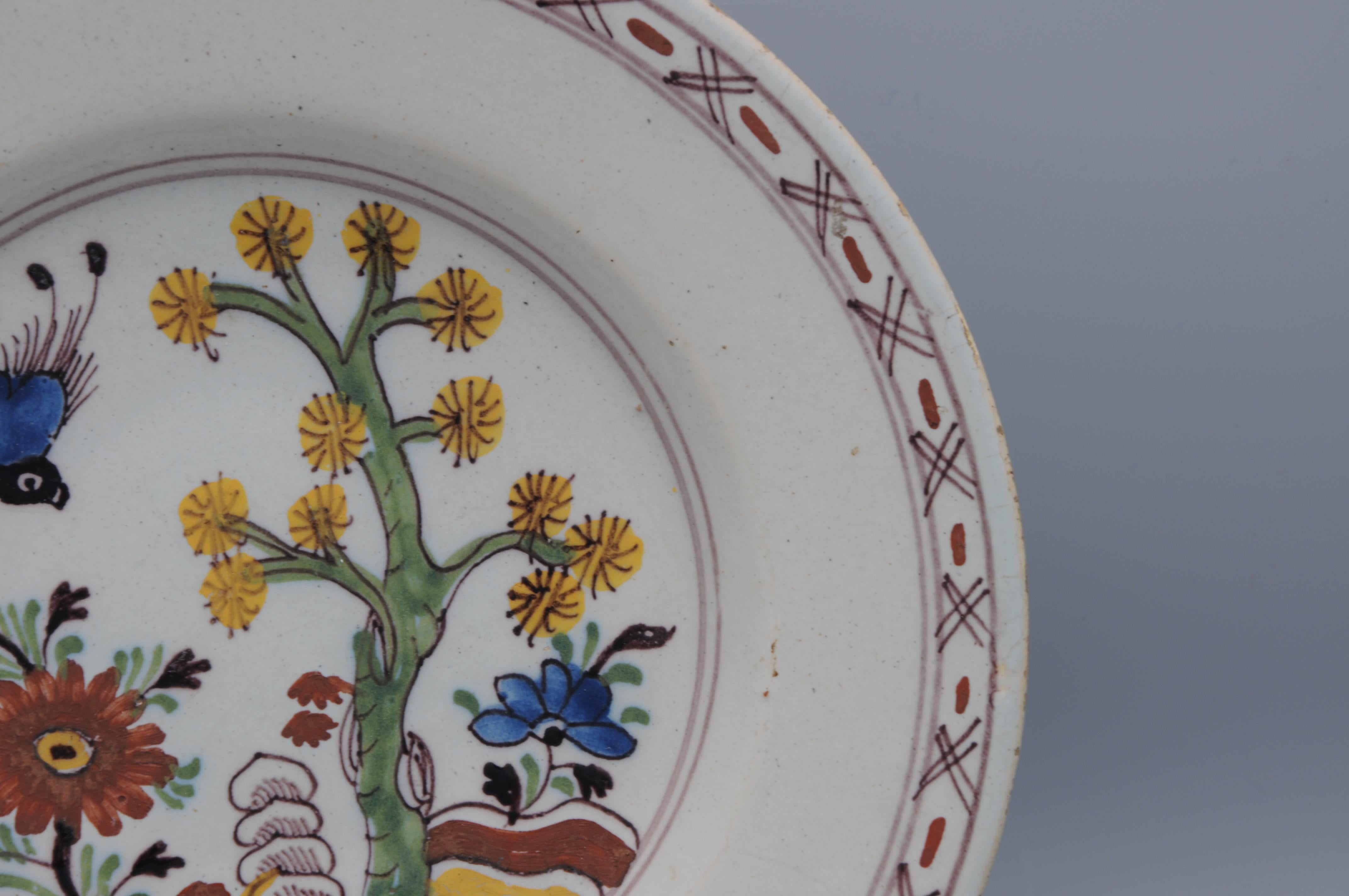XVIIIe siècle Assiette florale et oiseaux polychrome de Delft - 18ème siècle en vente