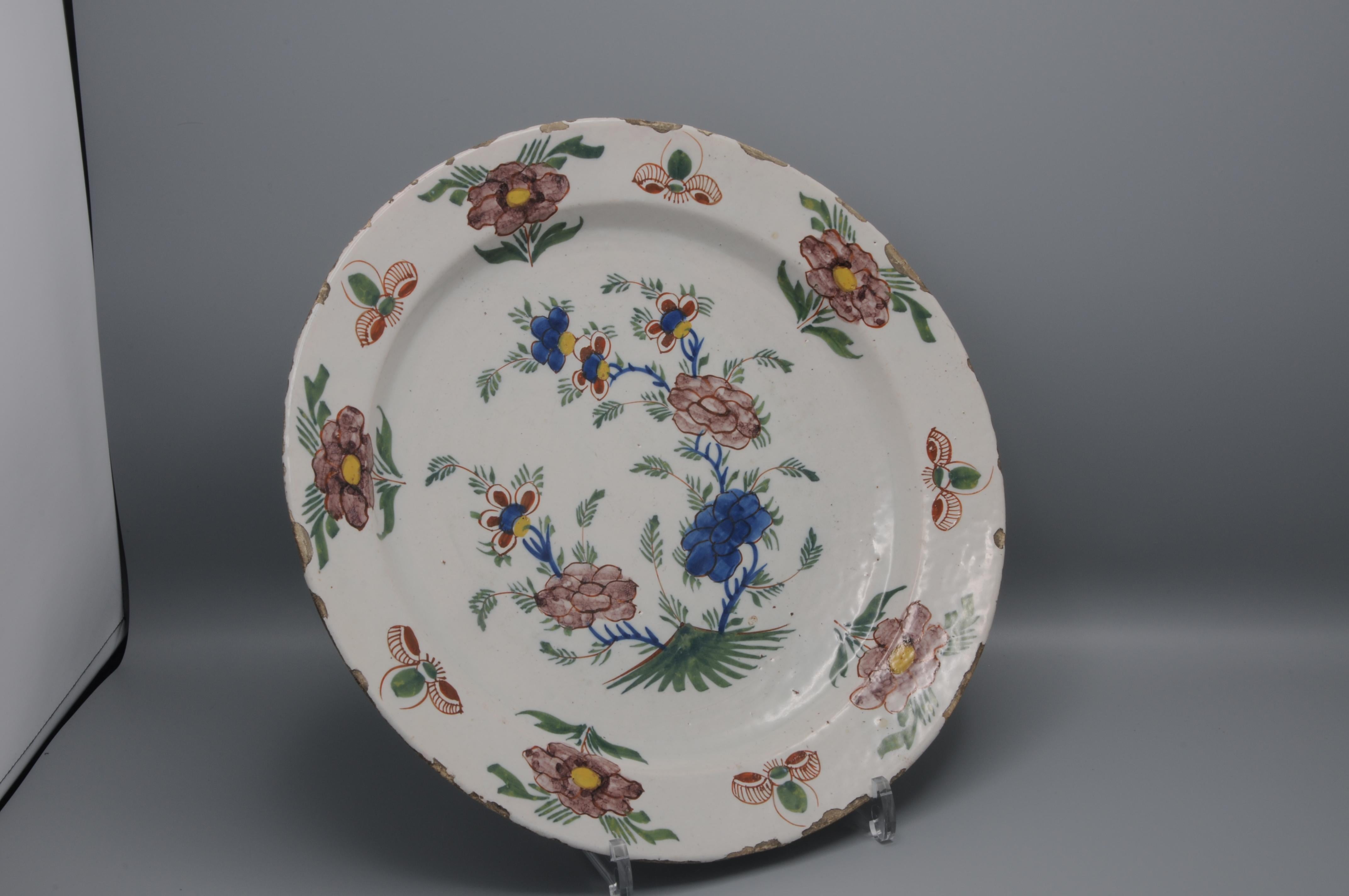 Glazed Delft - Polychrome Chinoiserie Floral Charger, 18th century
