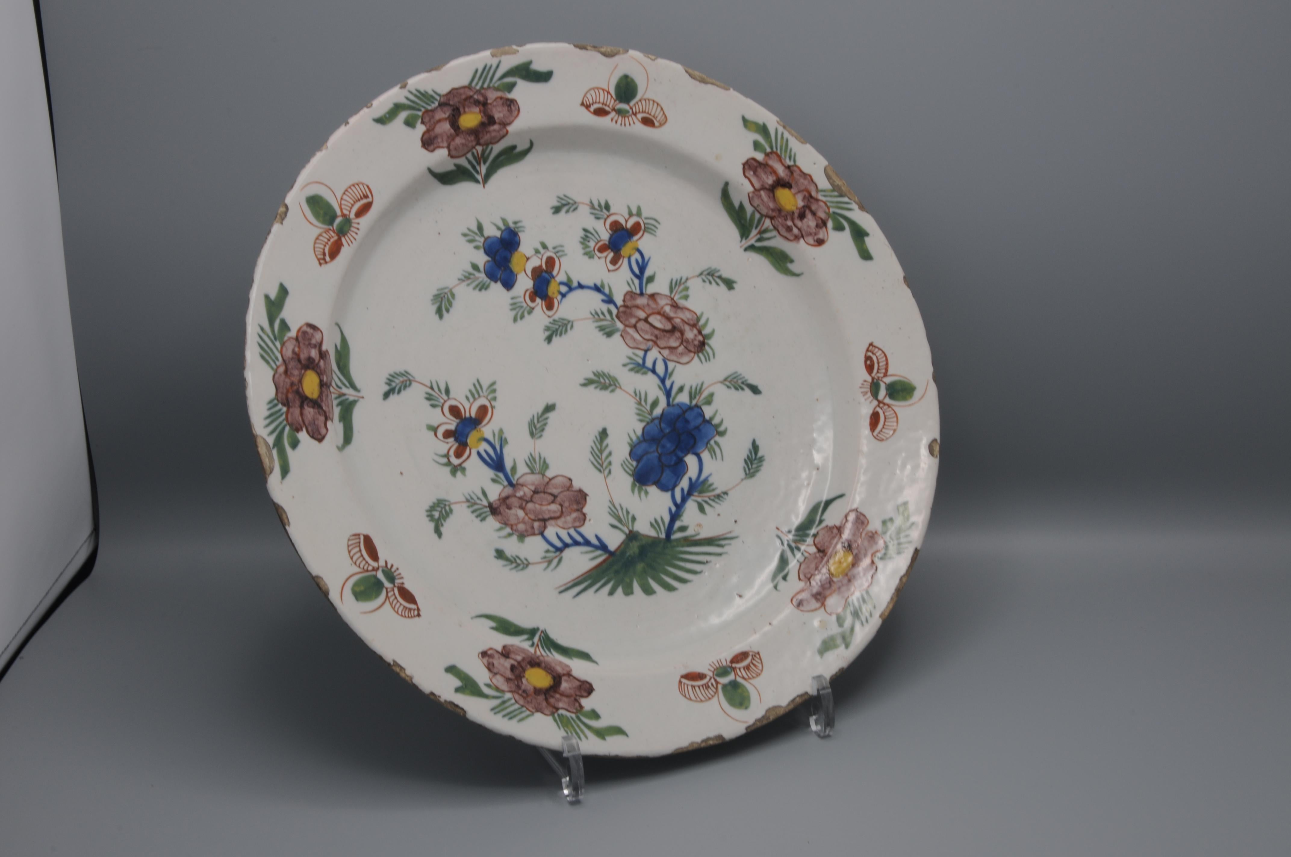 Delft - Polychrome Chinoiserie Floral Charger, 18th century In Good Condition In DELFT, NL