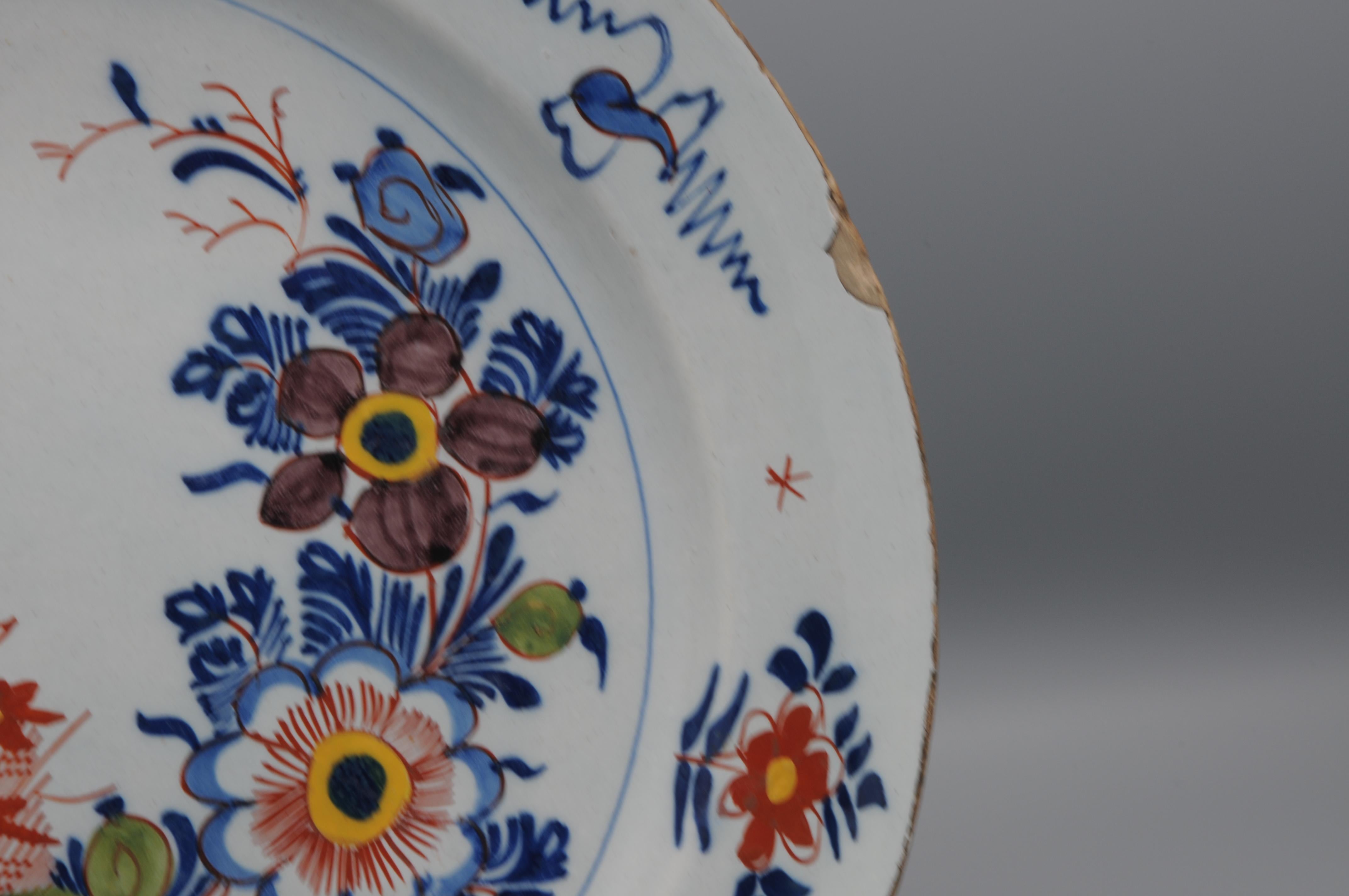 Delft - Polychrome Chinoiserie Floral Charger, 18th century In Good Condition In DELFT, NL