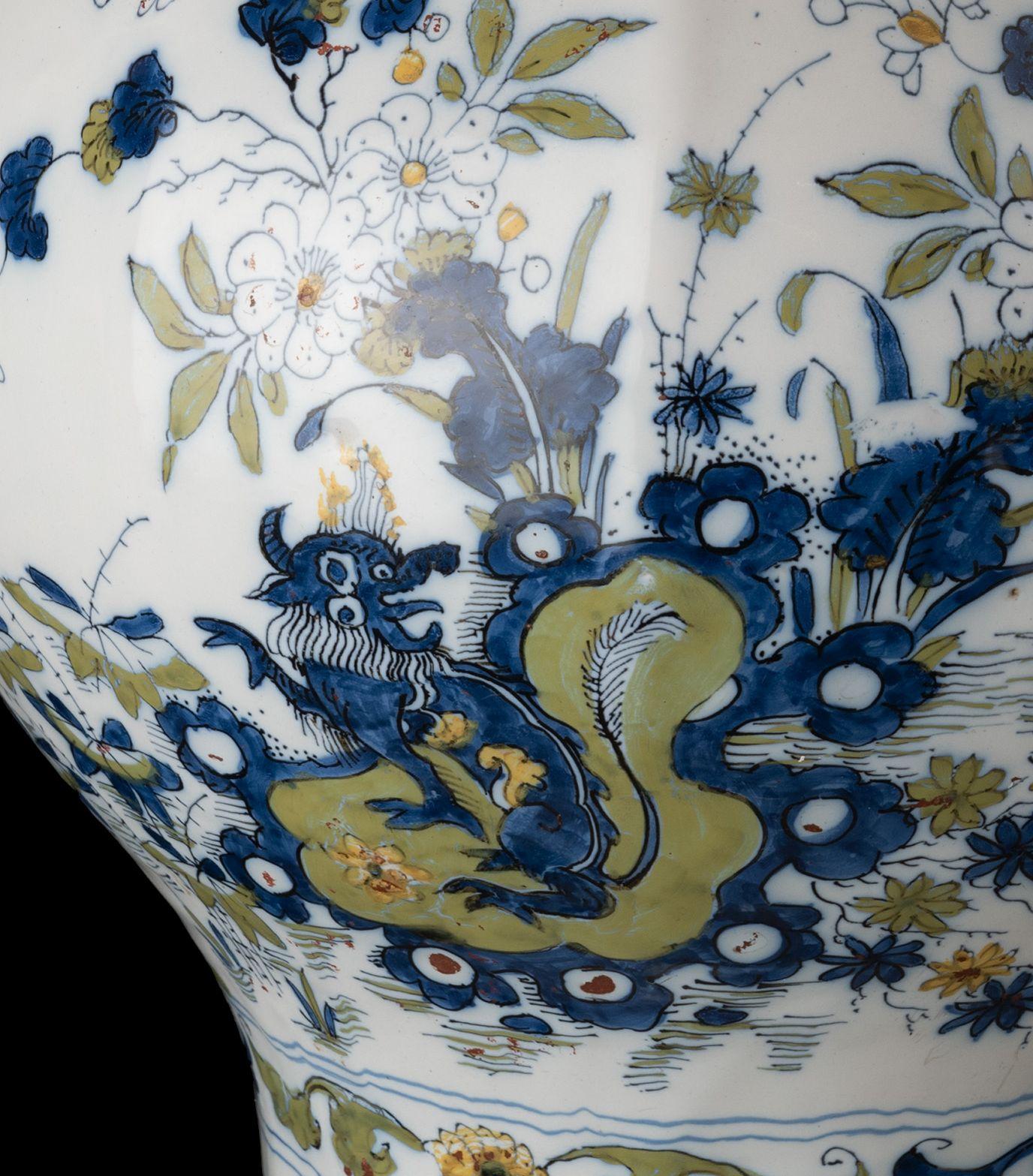 Delft Polychrome Covered Jar with Peacock and Dragon in Landscape, 1690-1700 In Good Condition For Sale In ROSSUM, GE