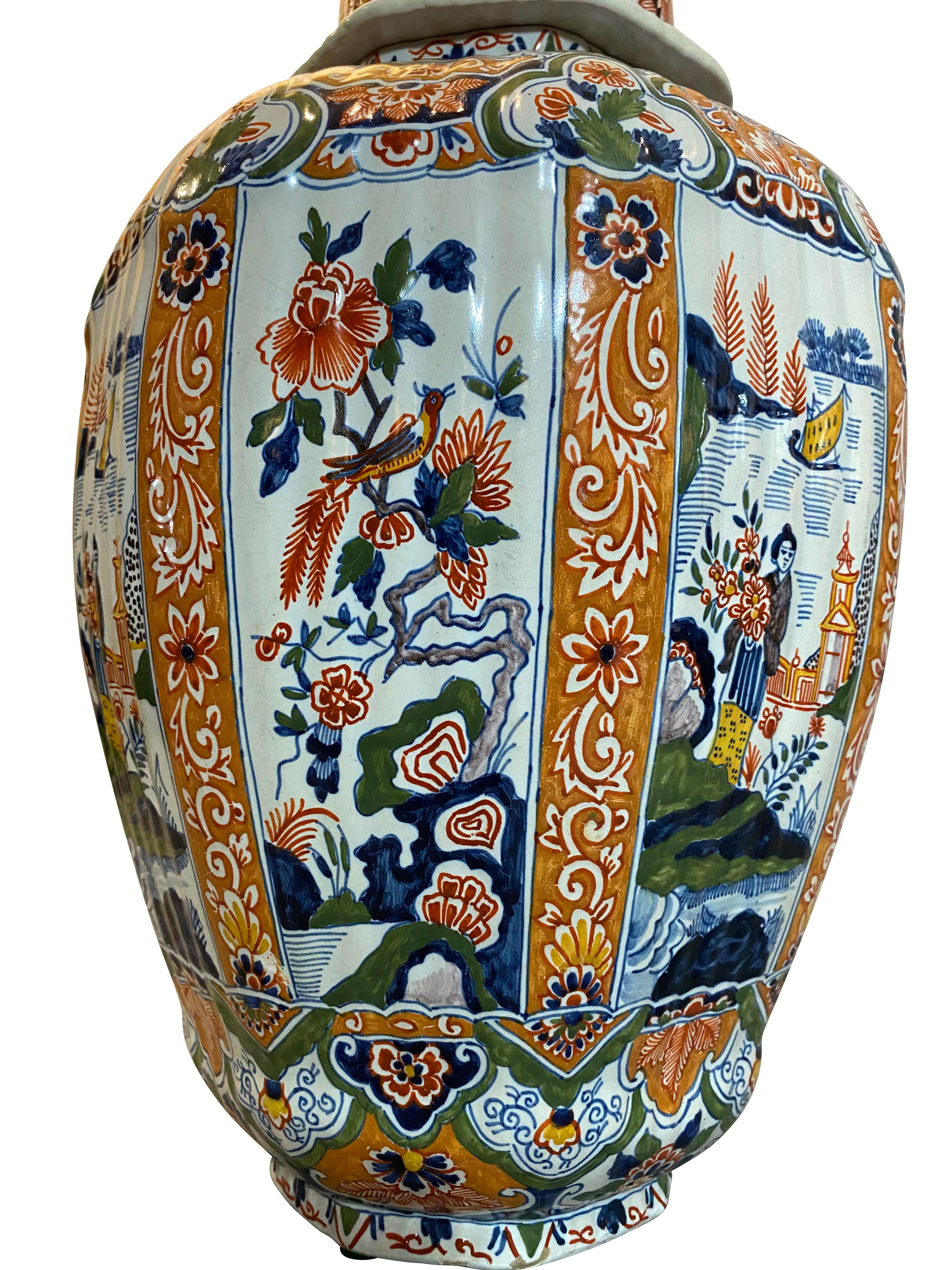 Delfter polychrom verzierte, glasierte Vase in Melonenform mit Deckel (Niederländisch) im Angebot