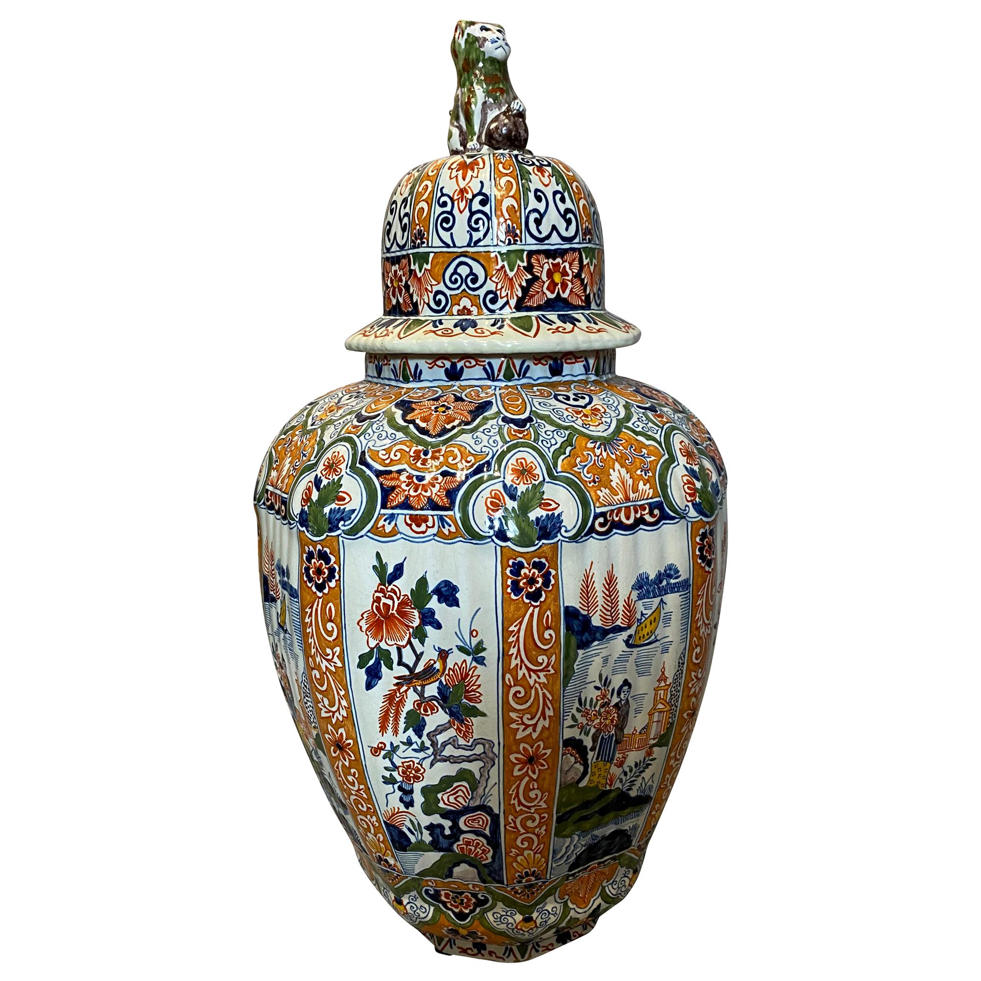 Delfter polychrom verzierte, glasierte Vase in Melonenform mit Deckel