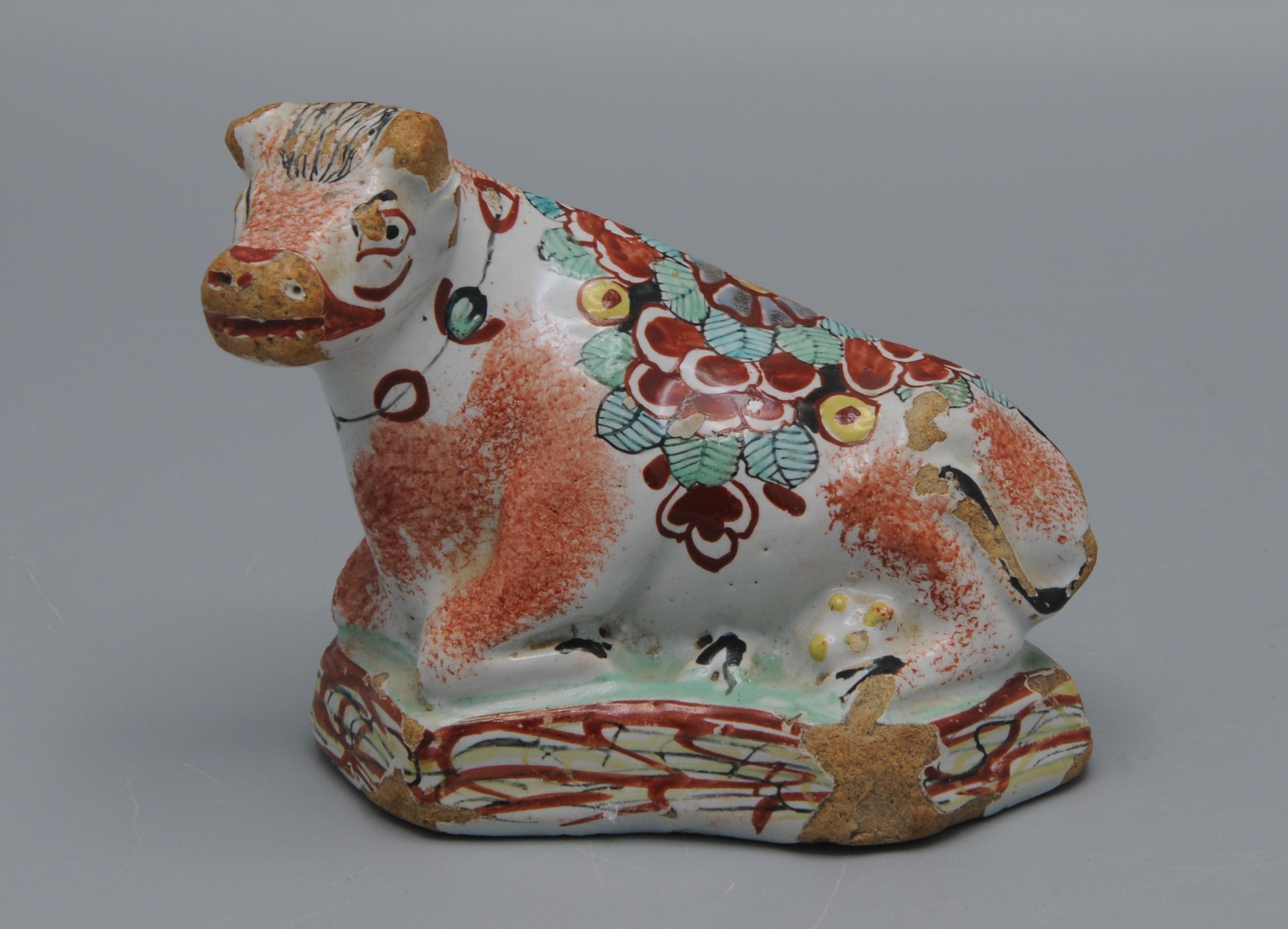 Vache couchée polychrome 