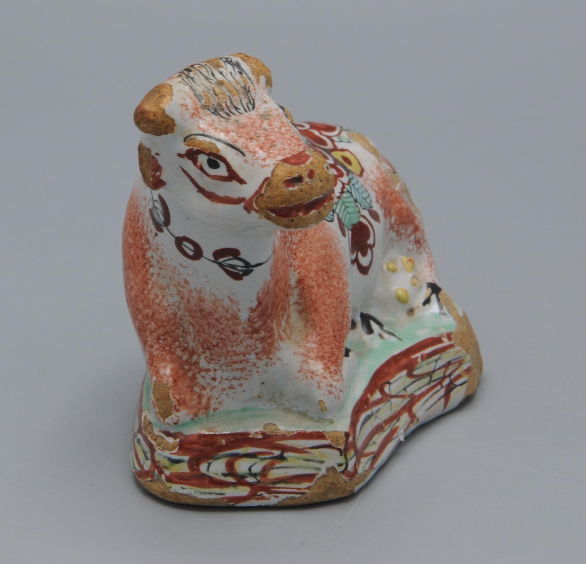 Rococo Delft - Figurine polychrome de Delft représentant une vache décorée en 'Petit Feu'. en vente