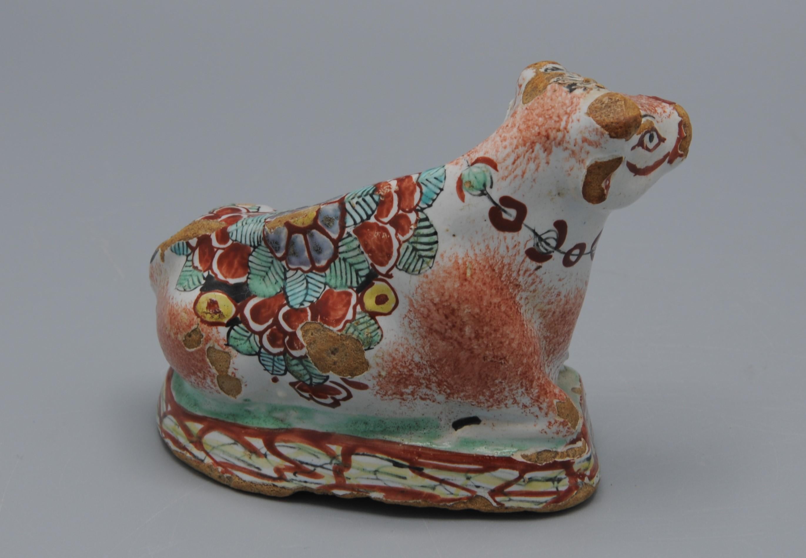 Vernissé Delft - Figurine polychrome de Delft représentant une vache décorée en 'Petit Feu'. en vente