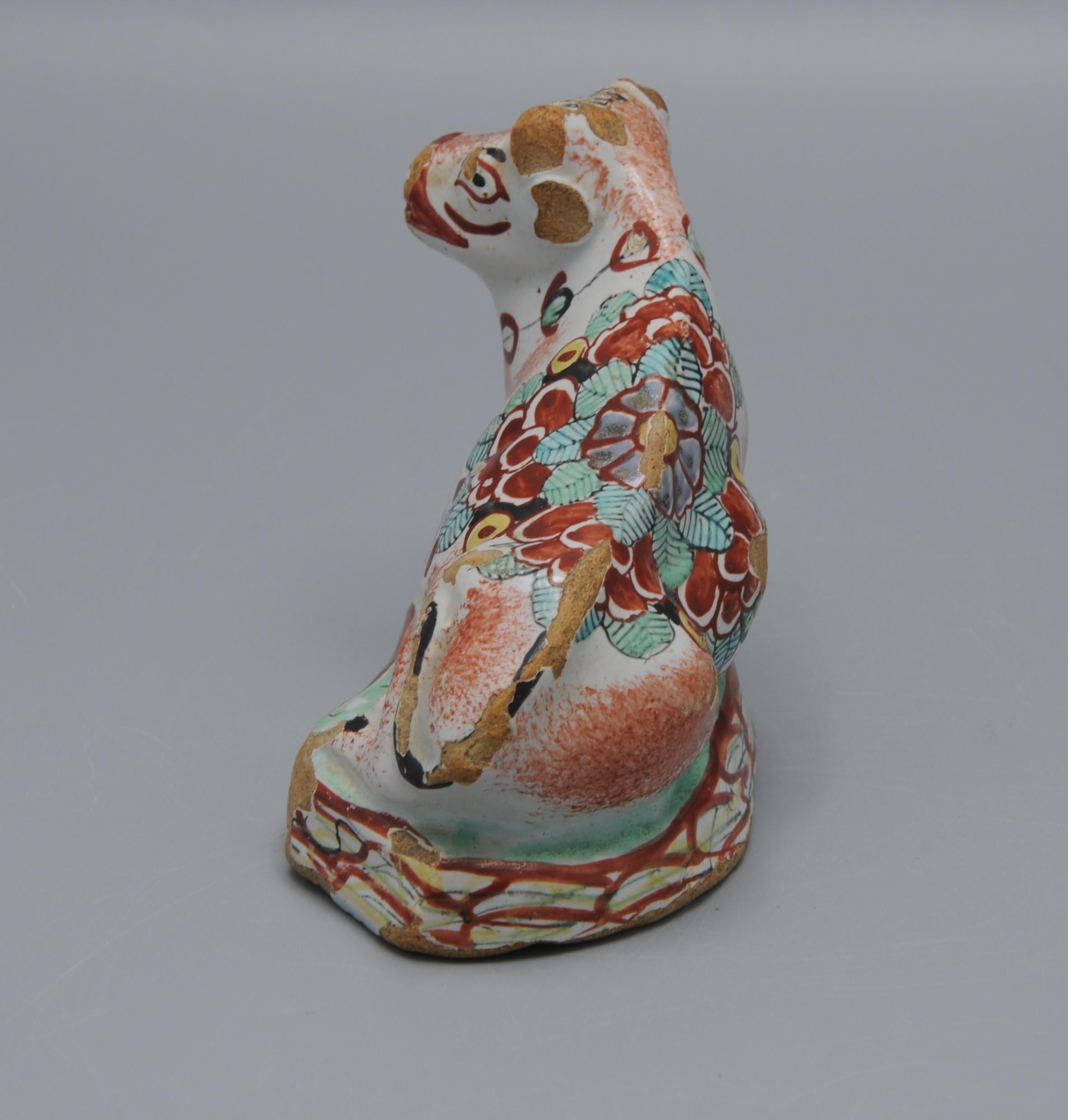 Delft - Figurine polychrome de Delft représentant une vache décorée en 'Petit Feu'. État moyen - En vente à DELFT, NL