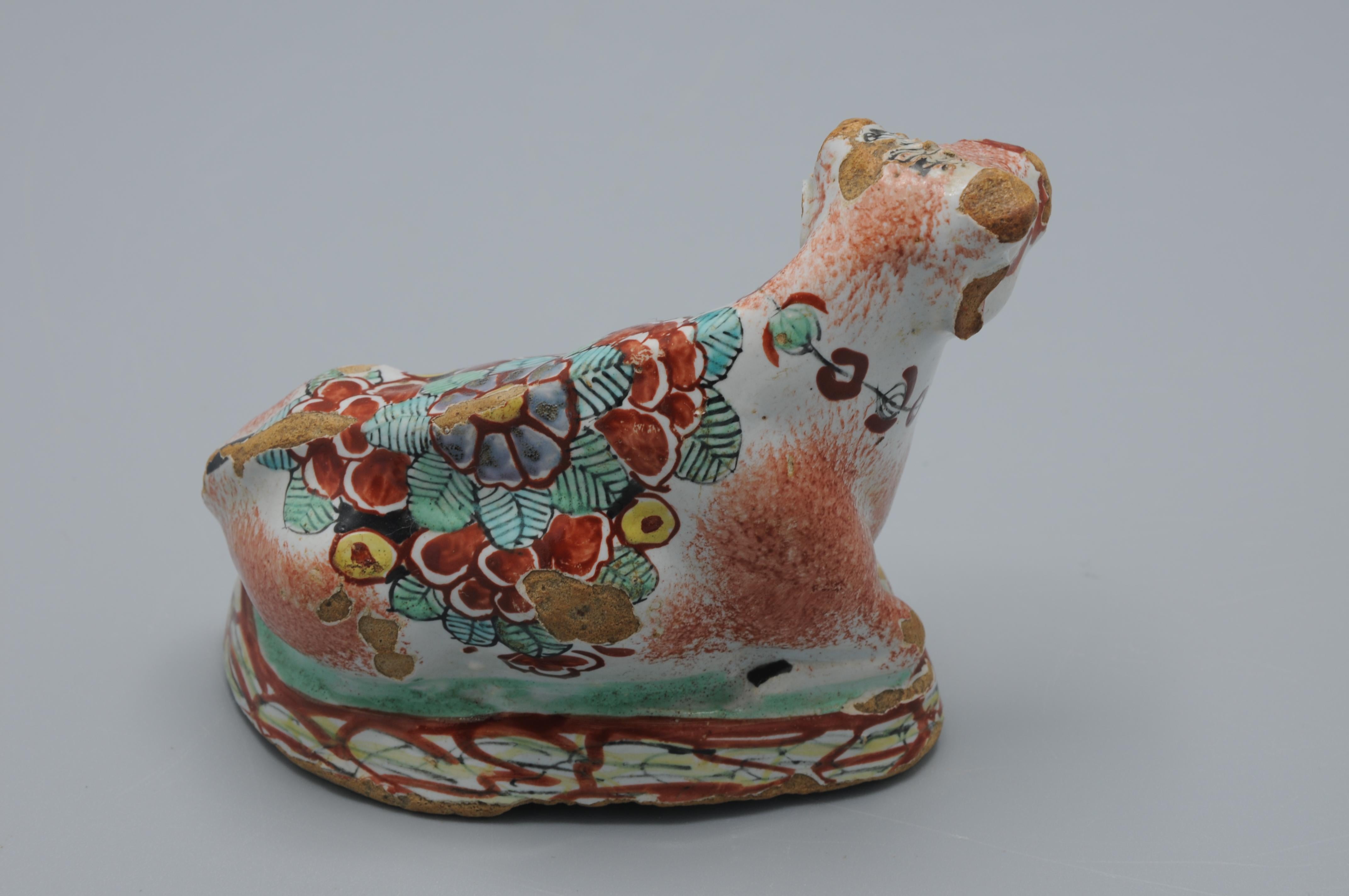 XVIIIe siècle Delft - Figurine polychrome de Delft représentant une vache décorée en 'Petit Feu'. en vente