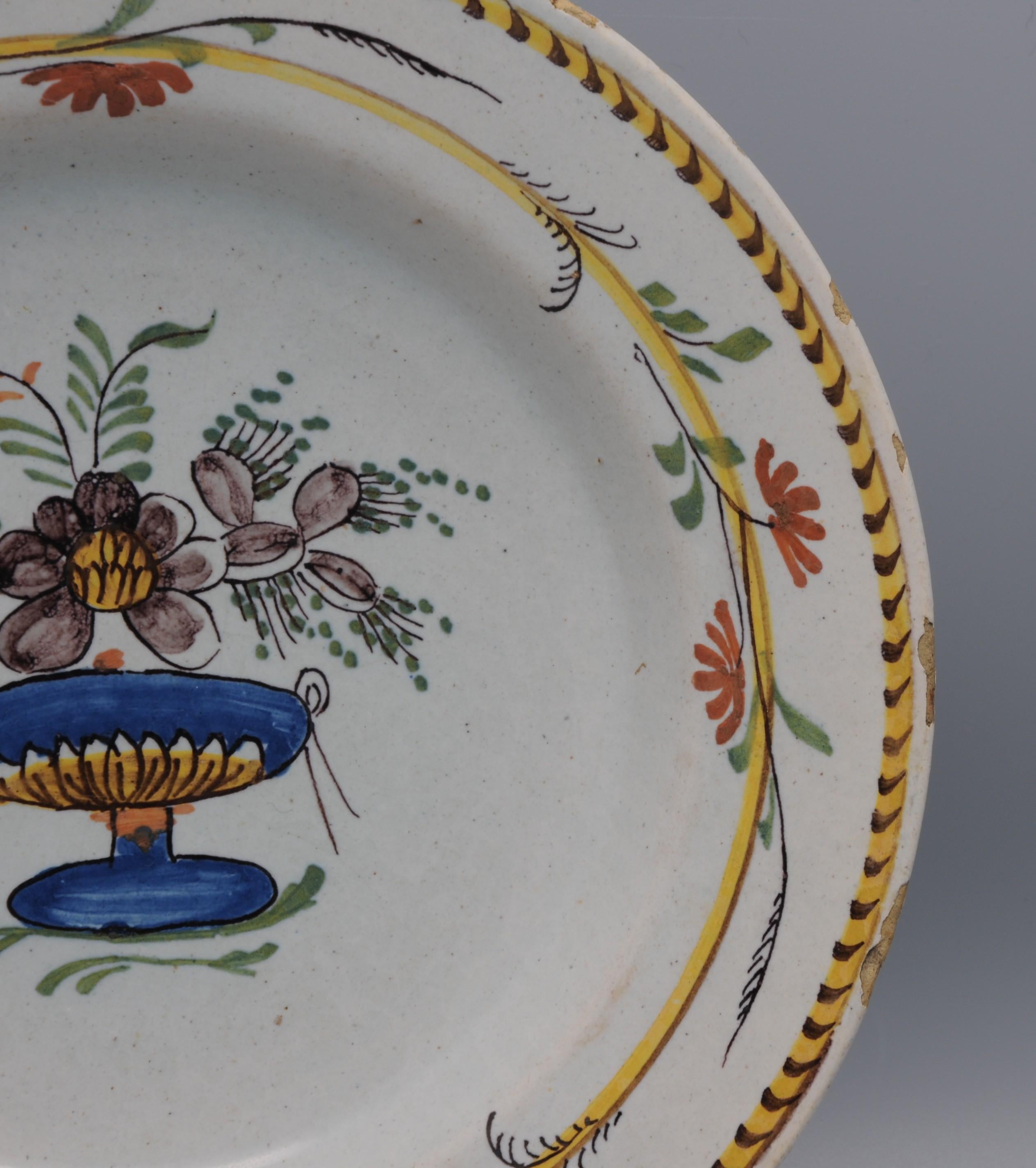 Plato Luis XVI de Delft policromado con acianos - finales del siglo XVIII Holandés en venta