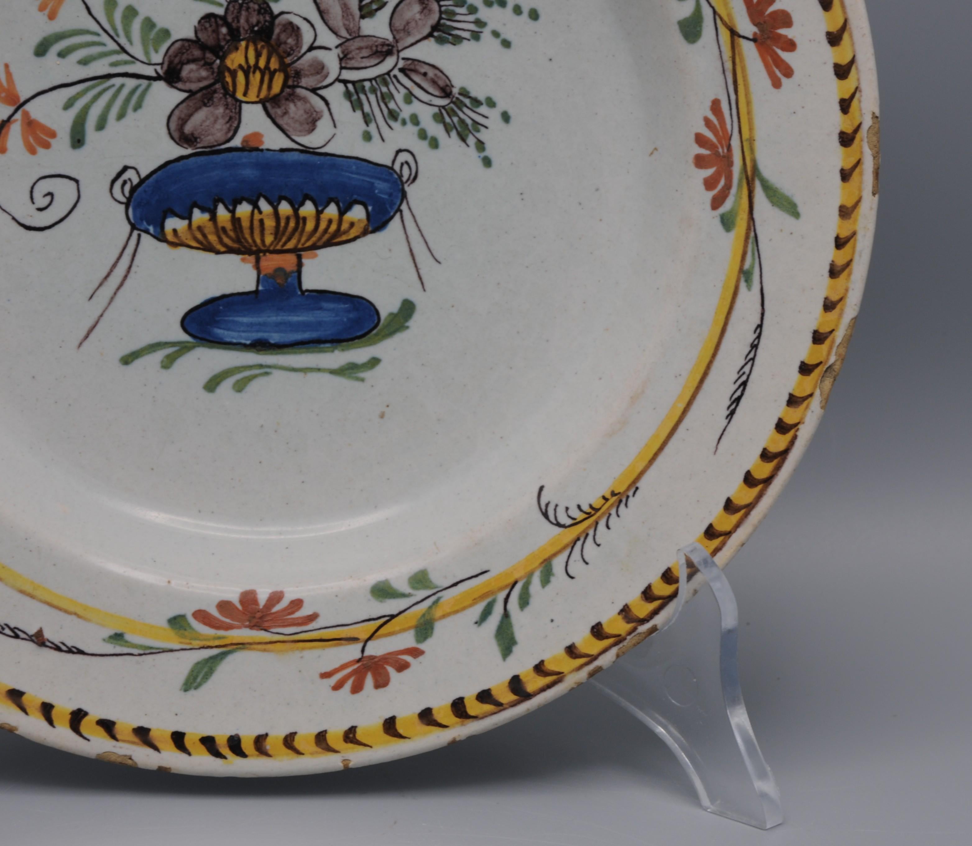 Plato Luis XVI de Delft policromado con acianos - finales del siglo XVIII Glaseado en venta