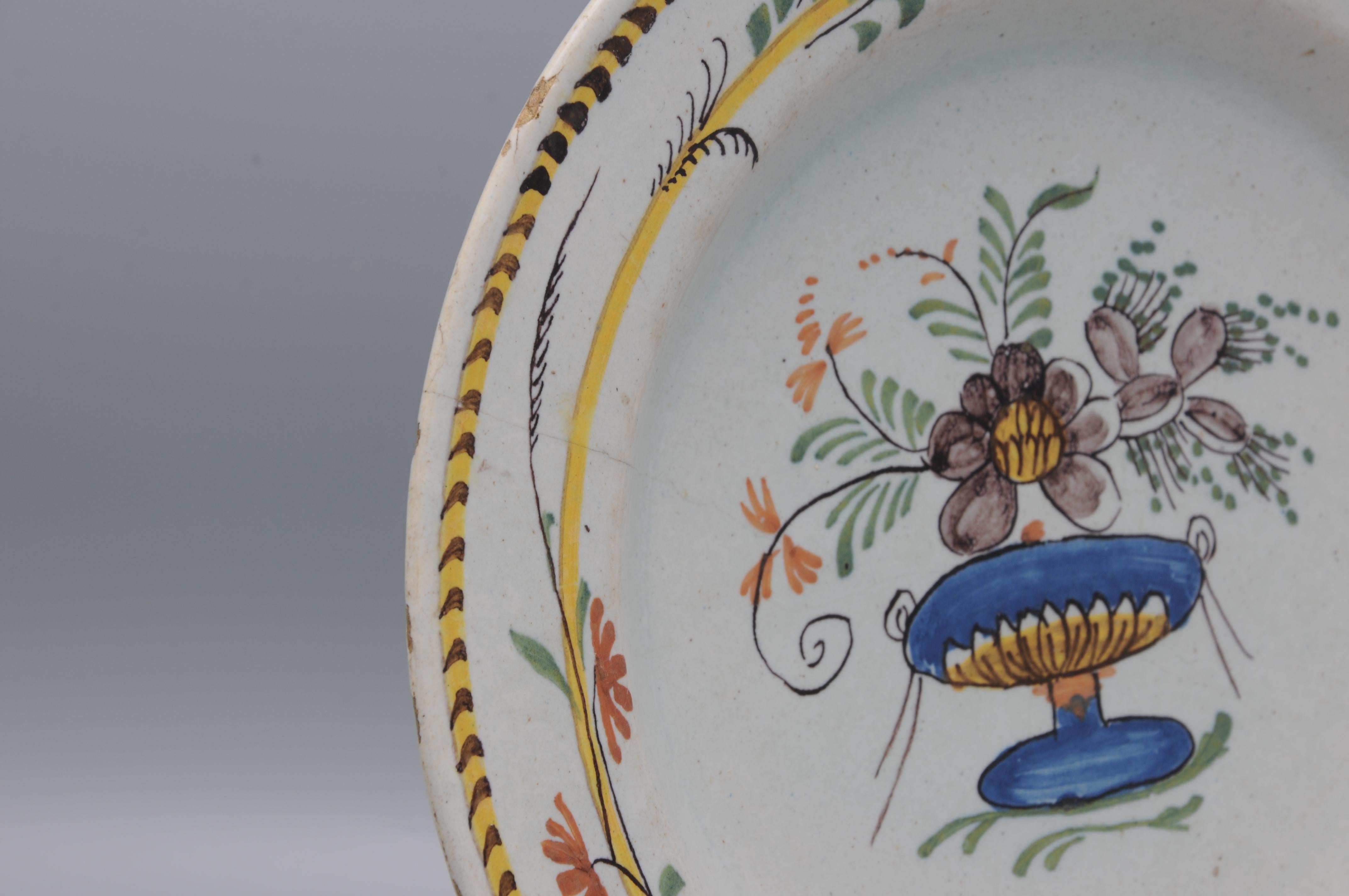 Plato Luis XVI de Delft policromado con acianos - finales del siglo XVIII Loza de barro en venta
