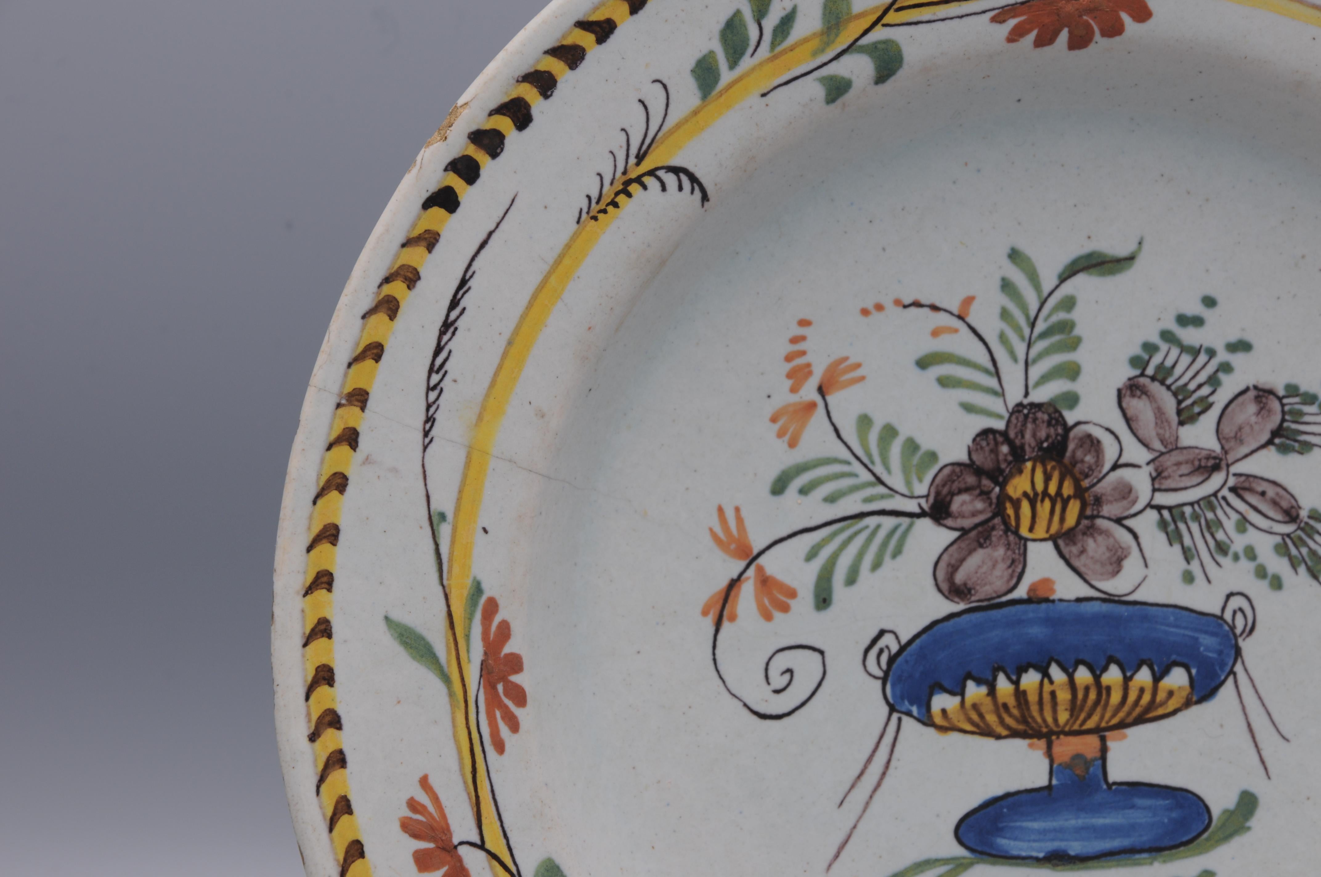 Plato Luis XVI de Delft policromado con acianos - finales del siglo XVIII en venta 1