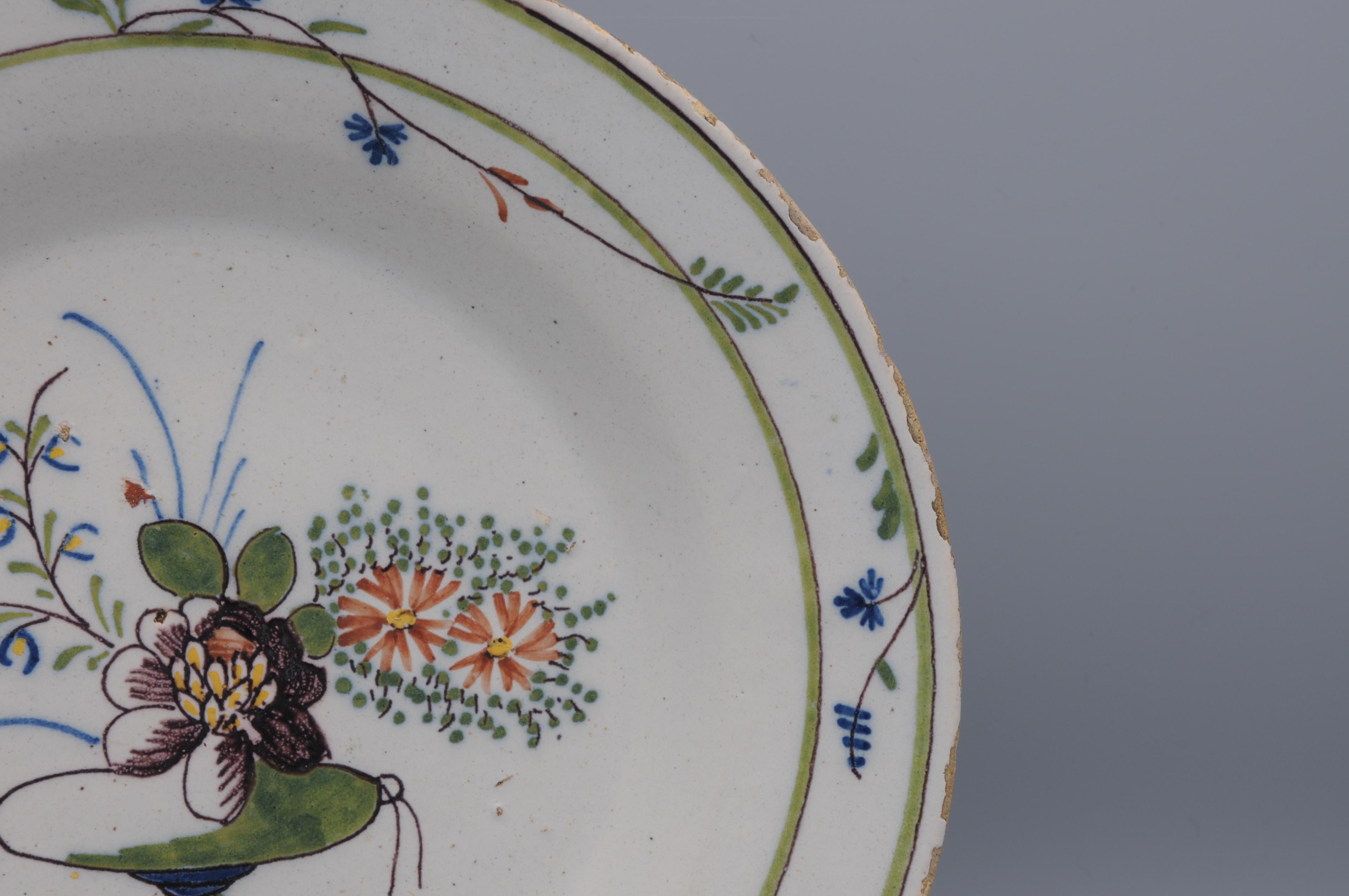 Delft polychrome Louis XVI neoclassical cornflowers plate - late 18th century In Good Condition In DELFT, NL