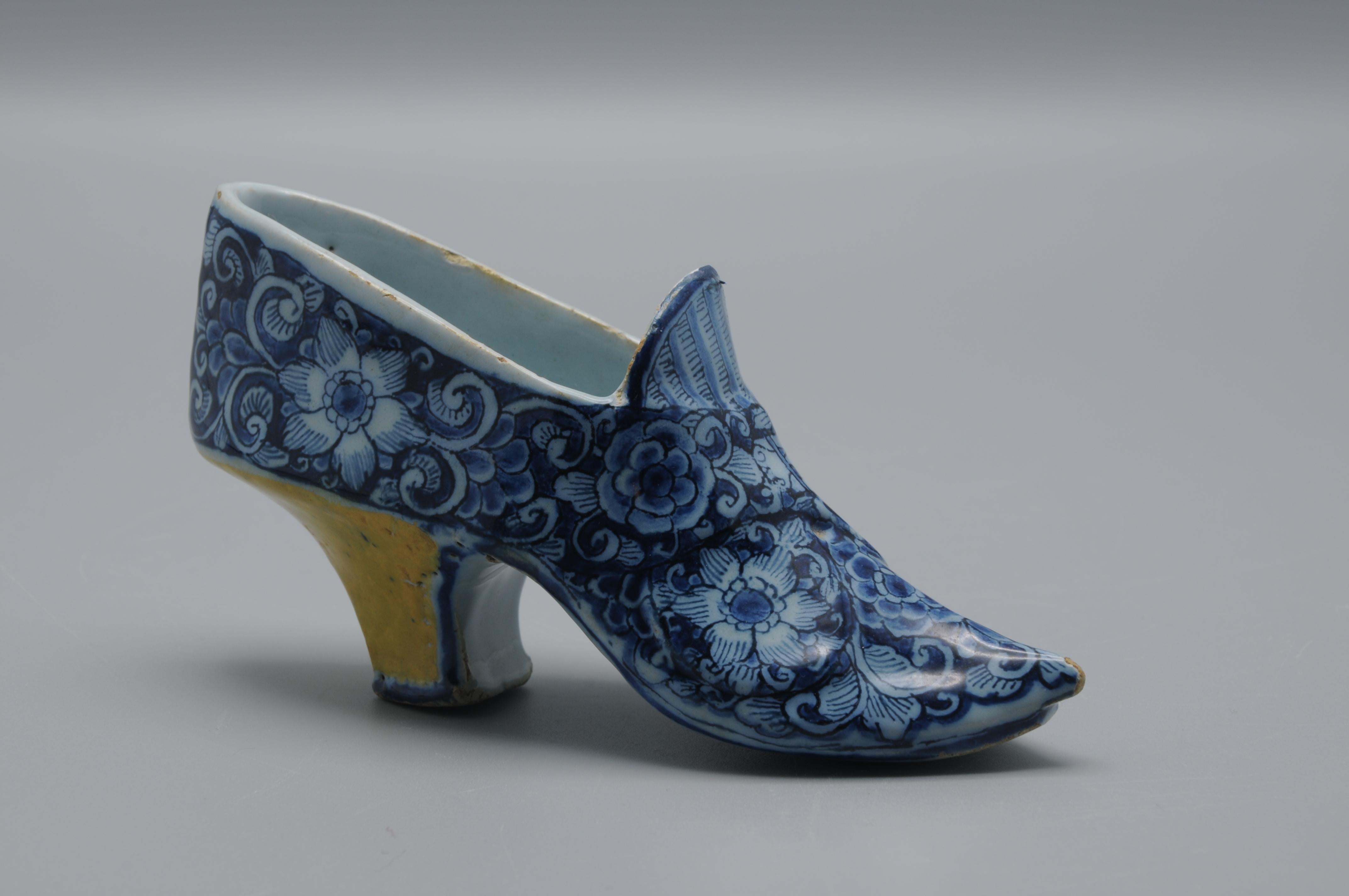 Rococo Modèle de chaussure polychrome de Delft en vente