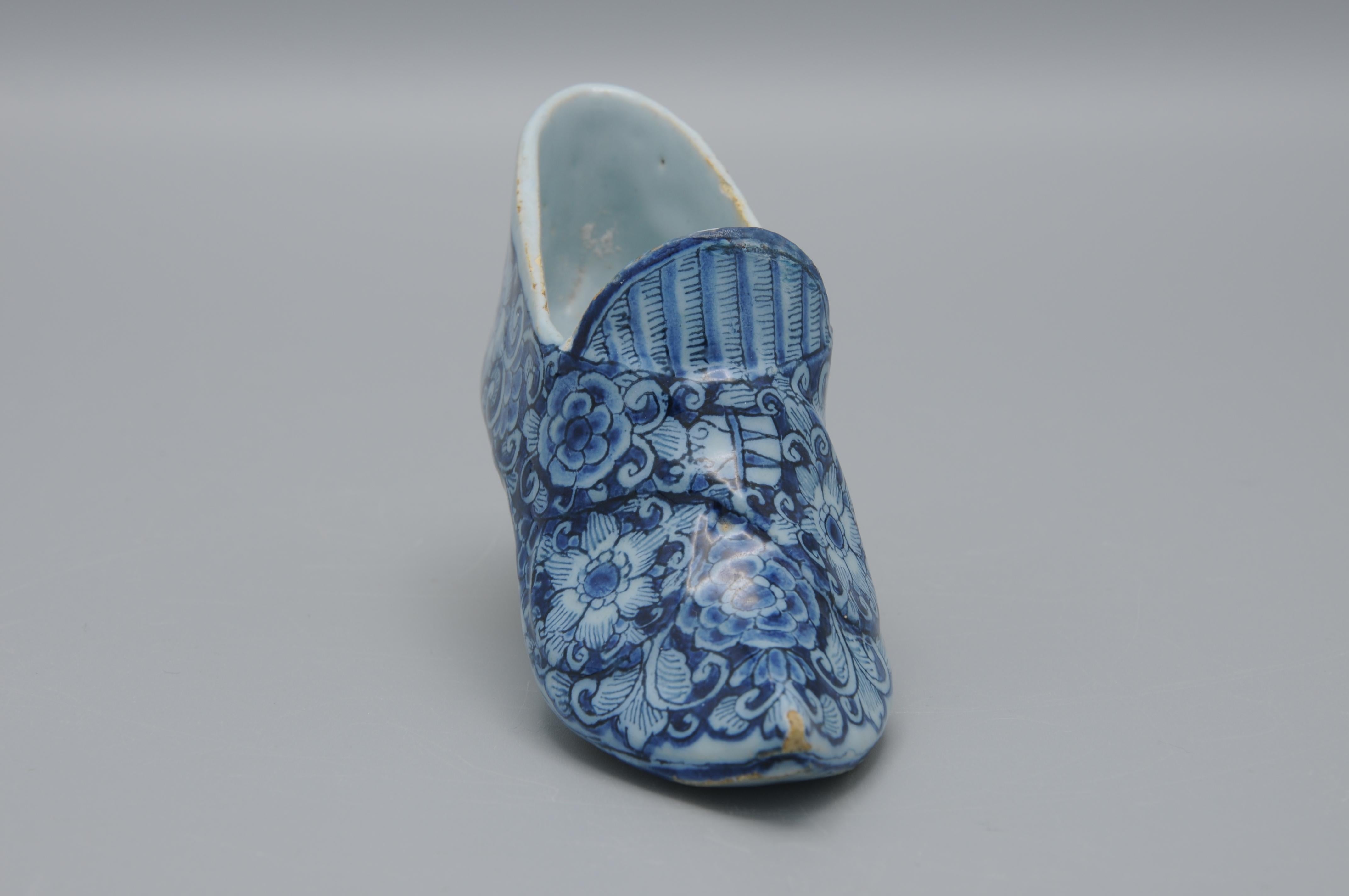 XVIIIe siècle Modèle de chaussure polychrome de Delft en vente