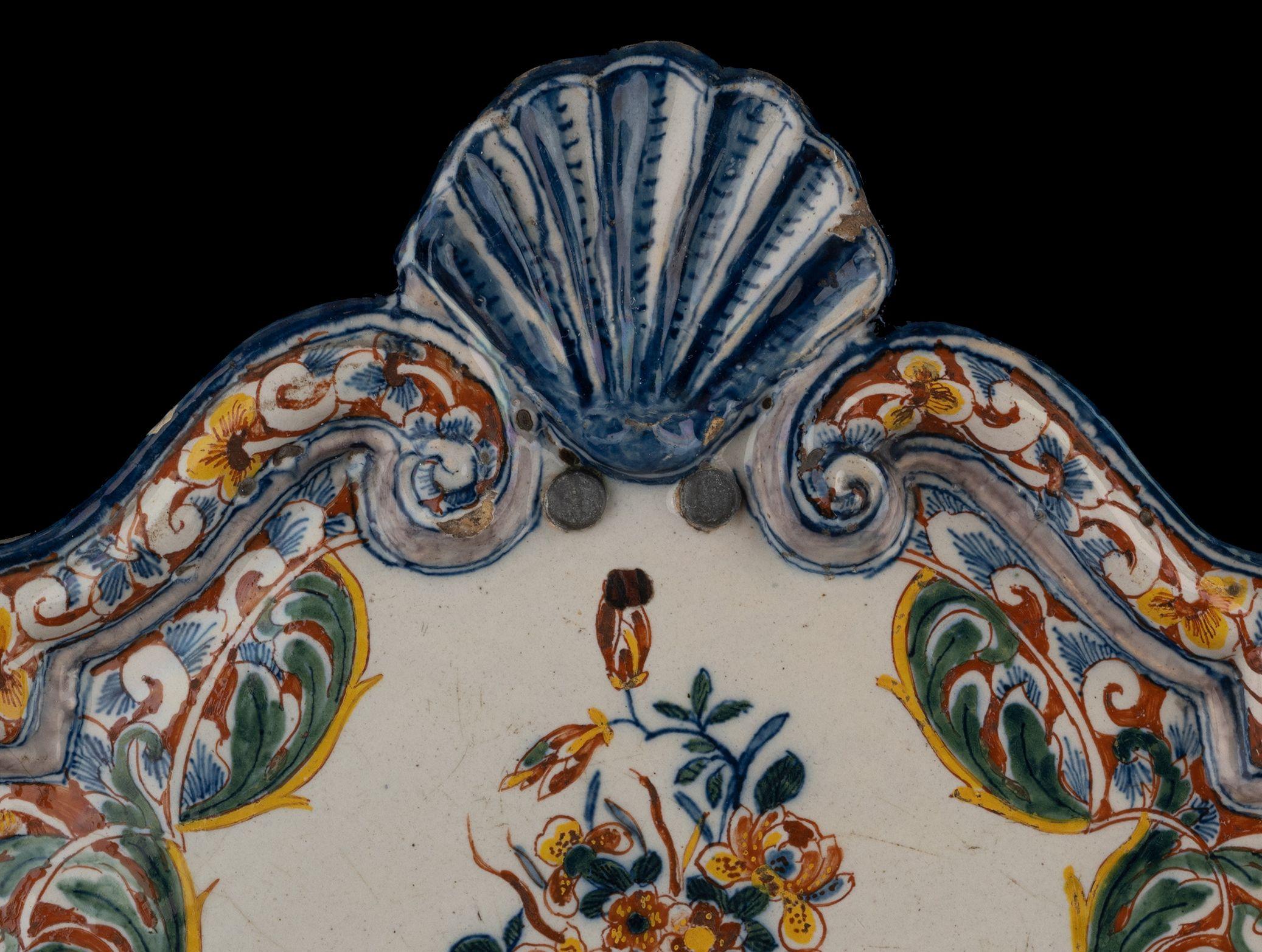 Delft Polychrome Plakette mit einer Blumenvase 1740-1760 (Barock) im Angebot