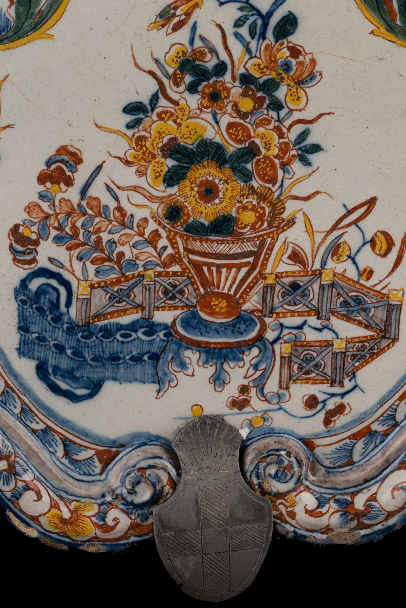 Delft Polychrome Plakette mit einer Blumenvase 1740-1760 (Niederländisch) im Angebot