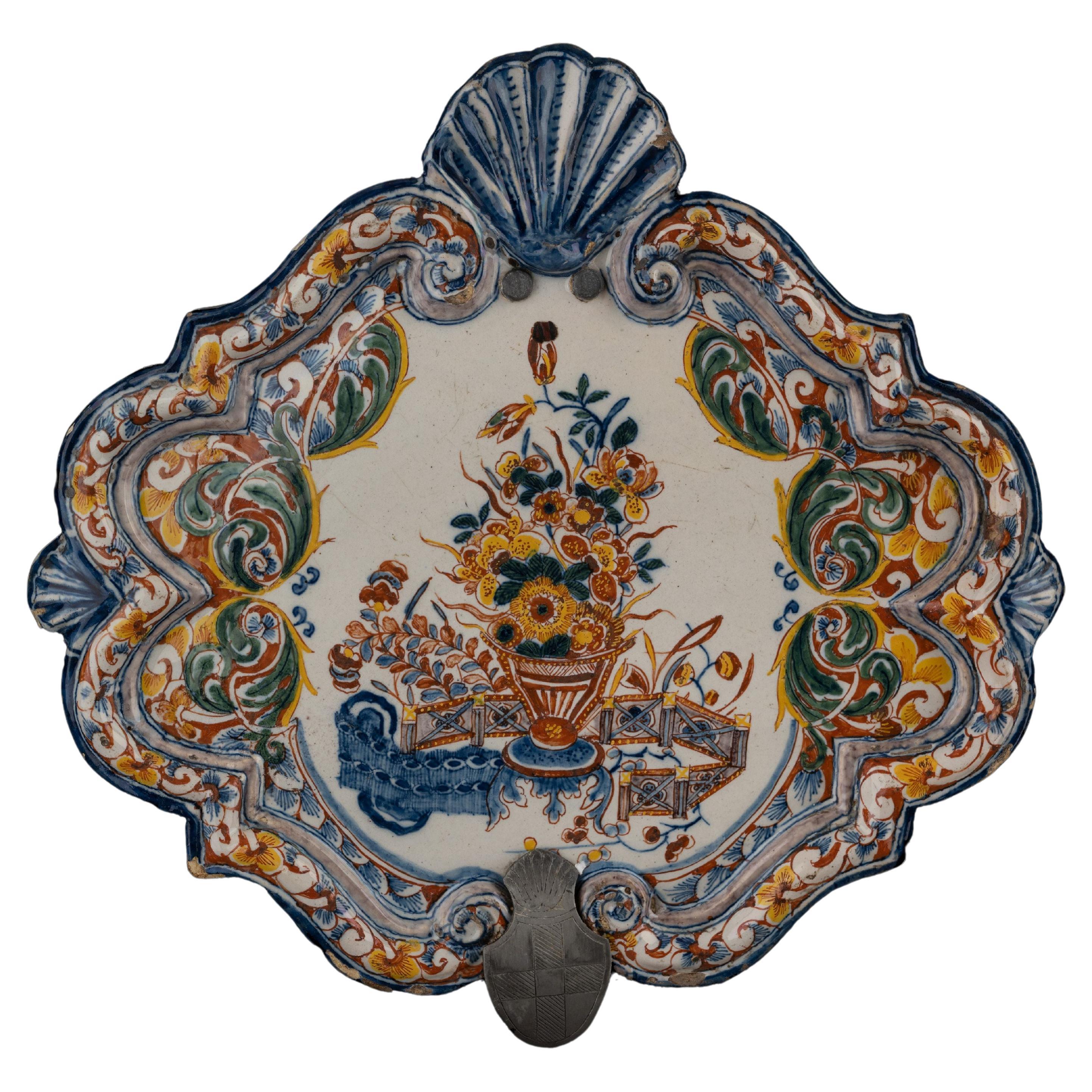 Delft Polychrome Plakette mit einer Blumenvase 1740-1760 im Angebot