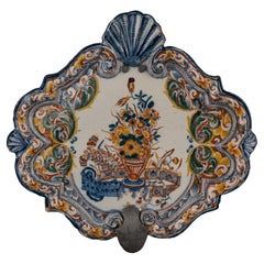 Delft Polychrome Plakette mit einer Blumenvase 1740-1760