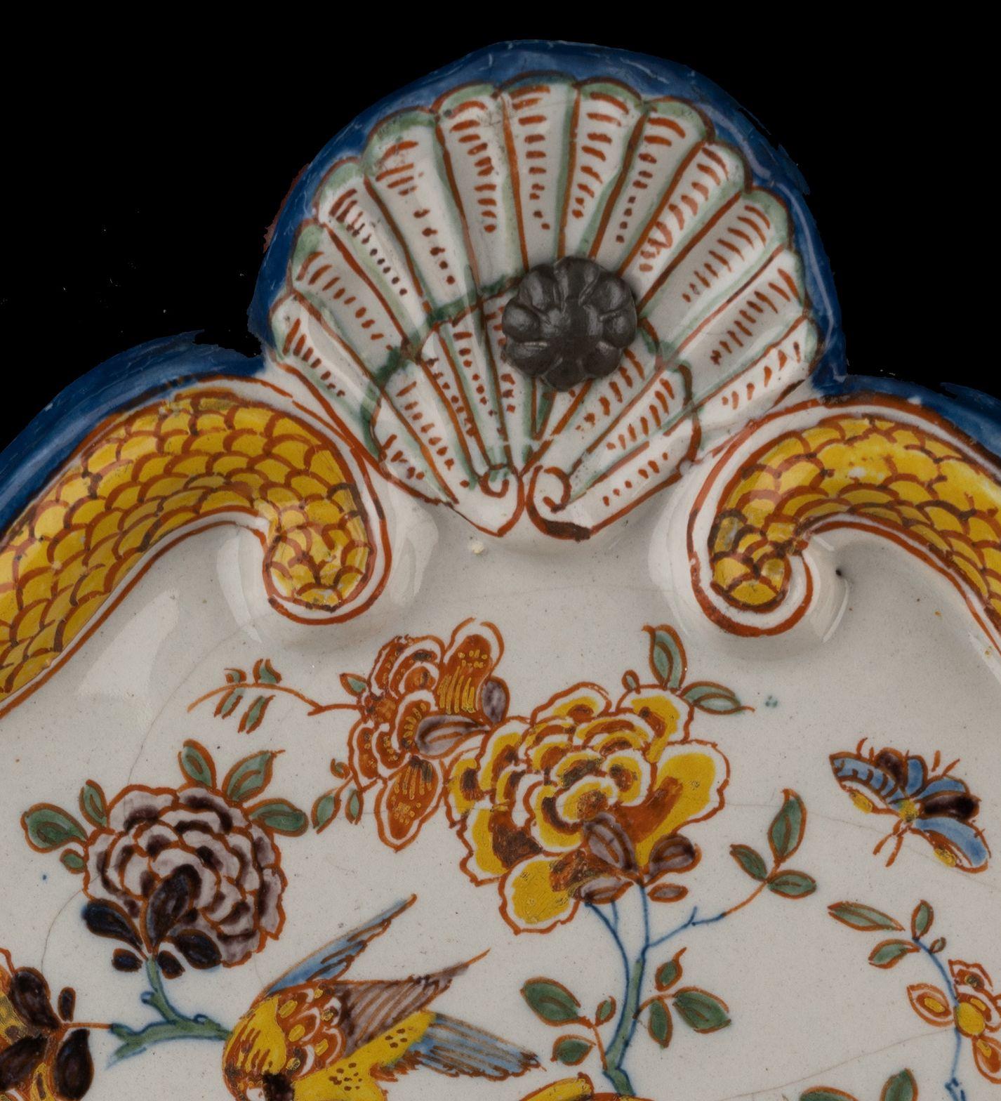 Delft Polychrome Plakette mit floralem Chinoiserie-Dekor und Vögeln 1740-1760  (Barock) im Angebot