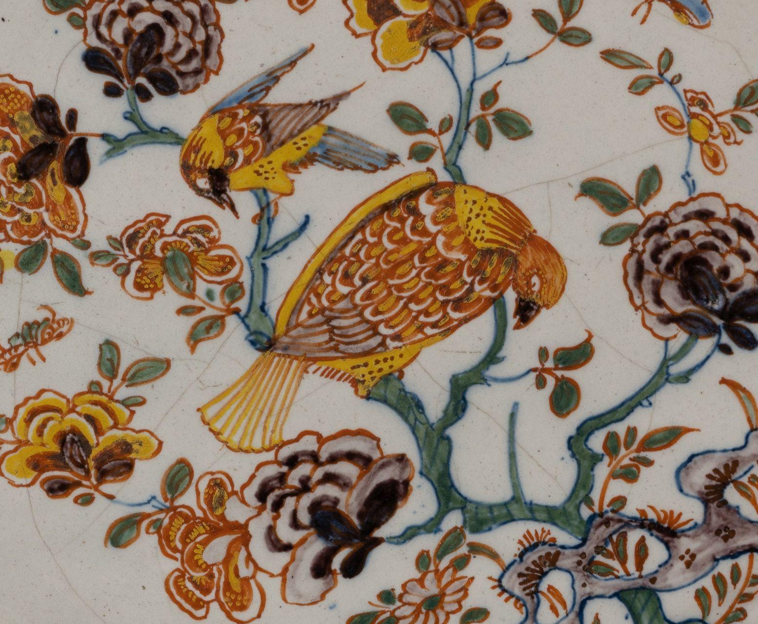 Delft Polychrome Plakette mit floralem Chinoiserie-Dekor und Vögeln 1740-1760  (Niederländisch) im Angebot
