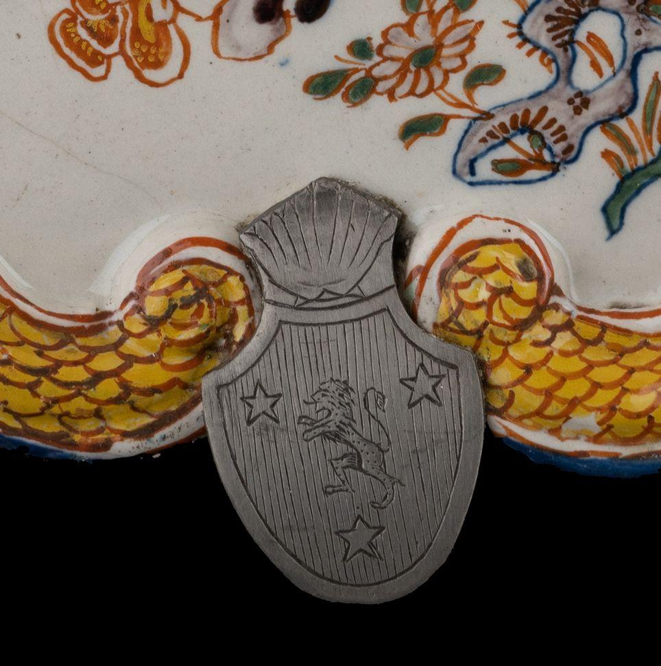 Delft Polychrome Plakette mit floralem Chinoiserie-Dekor und Vögeln 1740-1760  (18. Jahrhundert) im Angebot