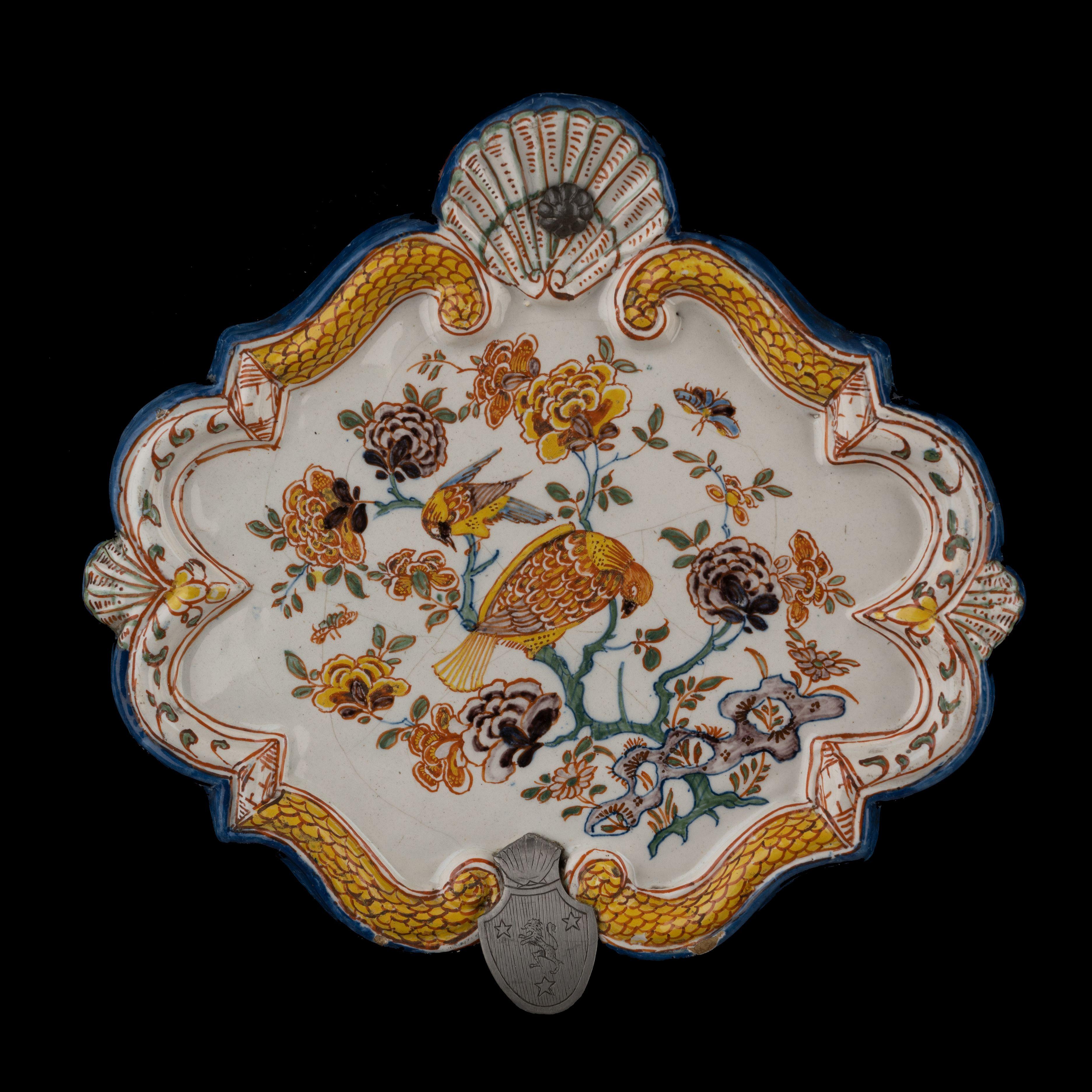 Delft Polychrome Plakette mit floralem Chinoiserie-Dekor und Vögeln 1740-1760  (Keramik) im Angebot