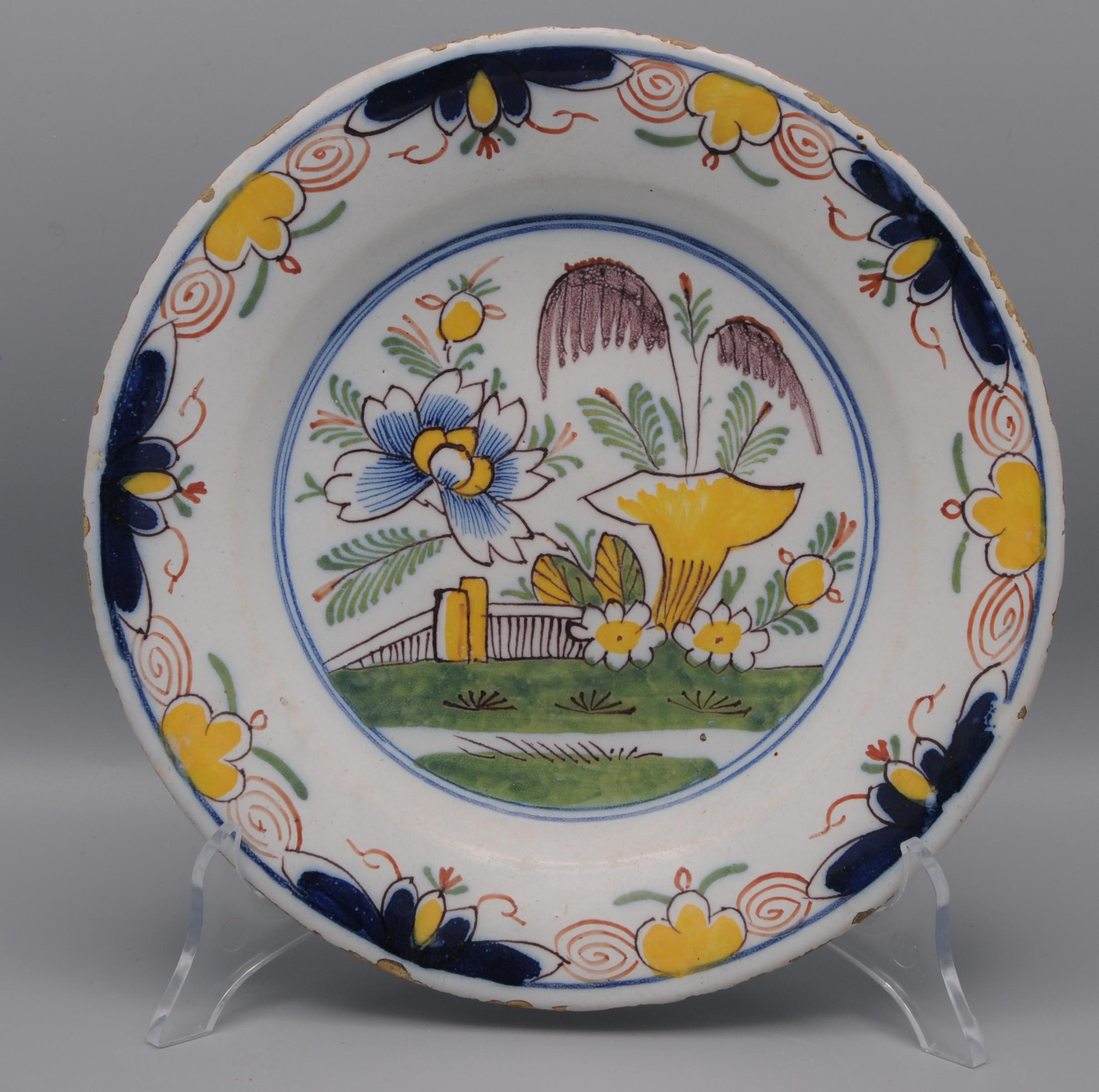 Chinoiseries Assiette polychrome 'boerendelfts' de Delft - début du 19ème siècle en vente
