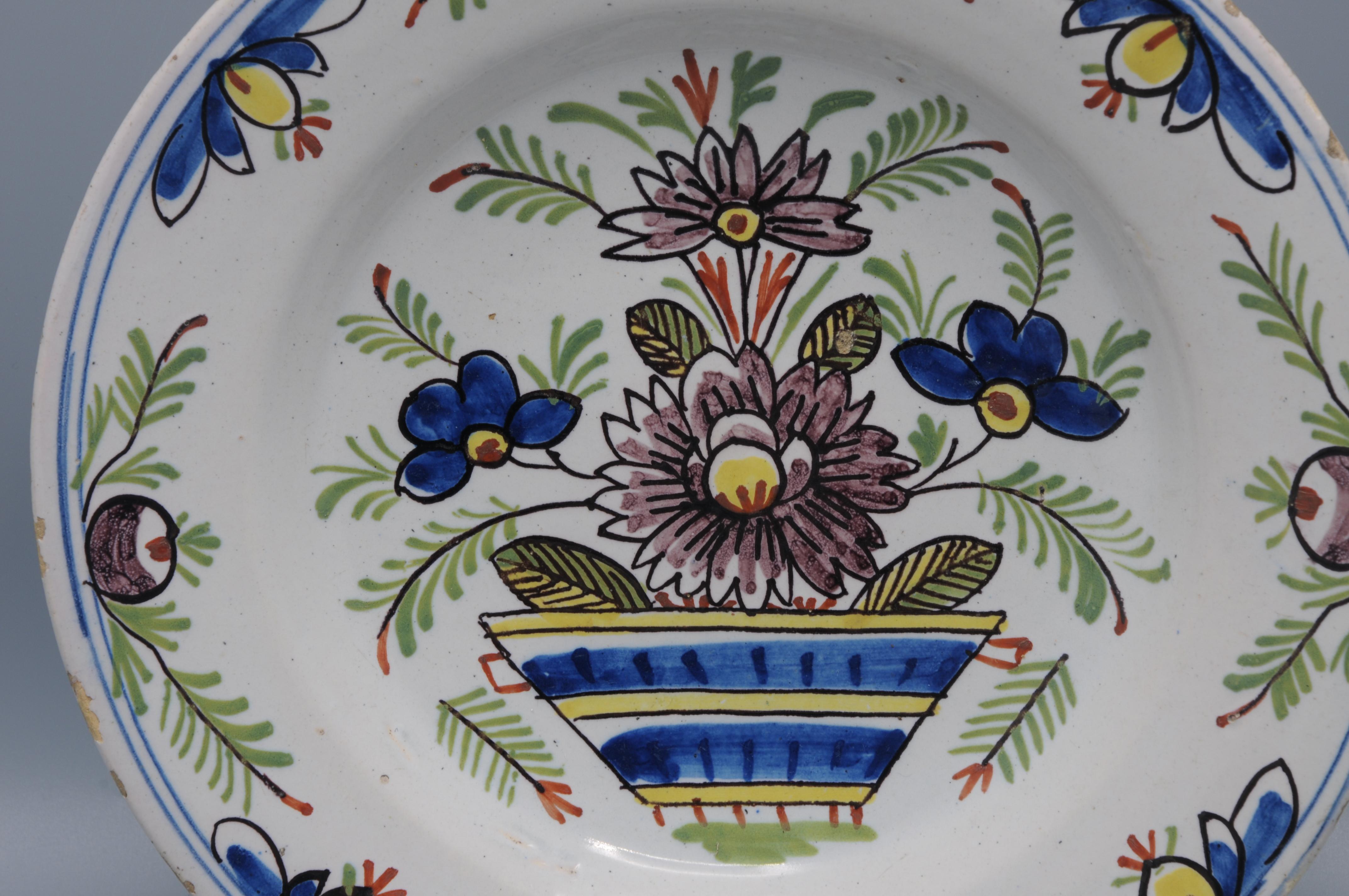 Chinoiseries Assiette polychrome 'boerendelfts' de Delft - début du 19ème siècle en vente