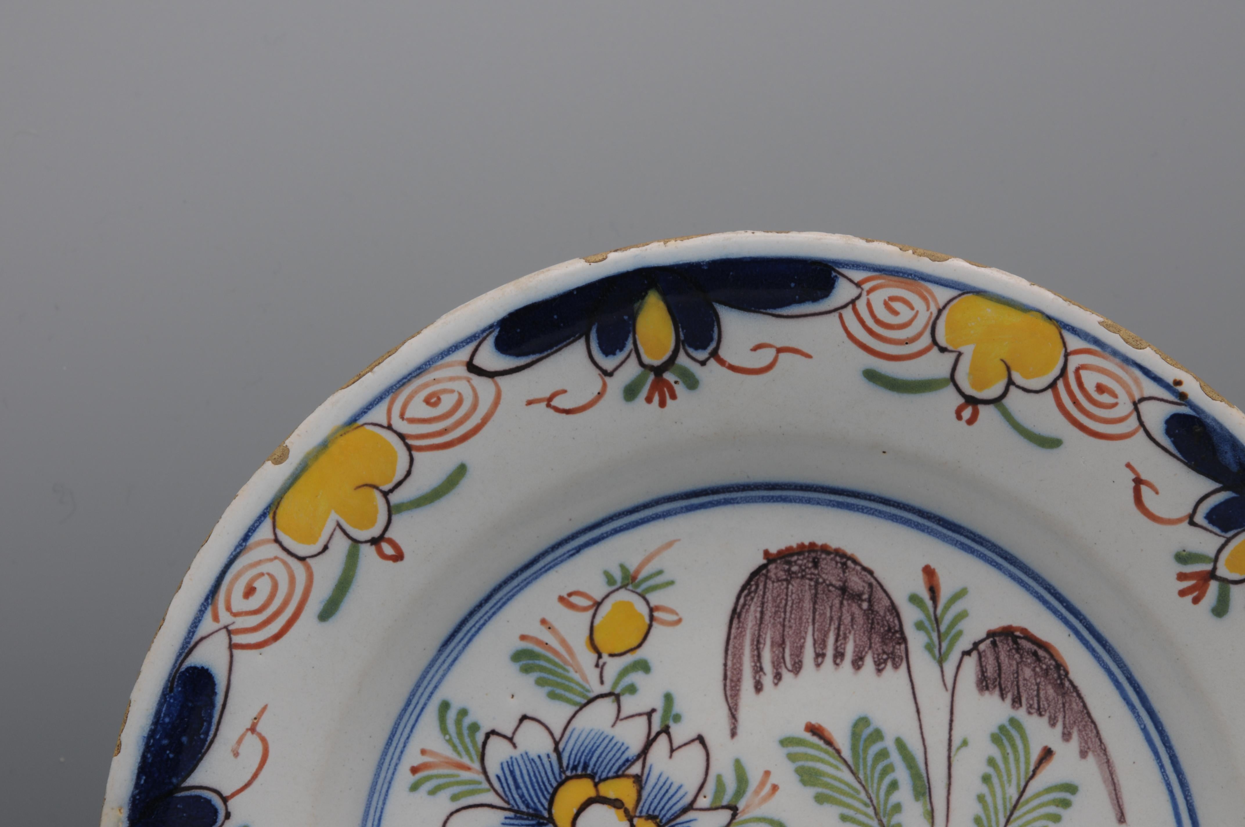 Néerlandais Assiette polychrome 'boerendelfts' de Delft - début du 19ème siècle en vente
