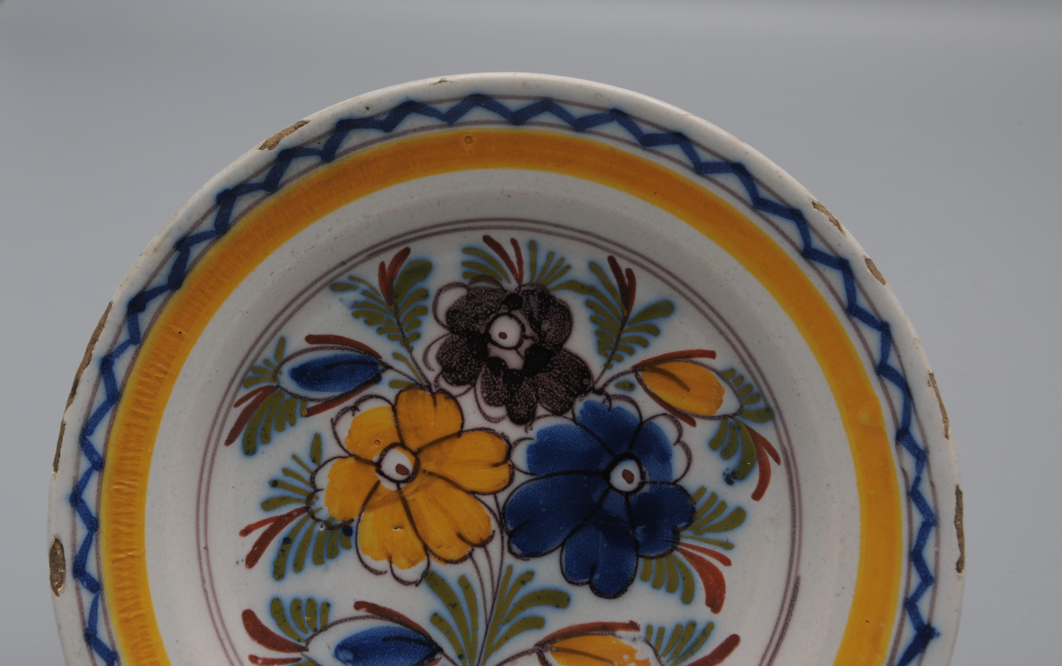 Néerlandais Assiette polychrome 'boerendelfts' de Delft - début du 19ème siècle en vente