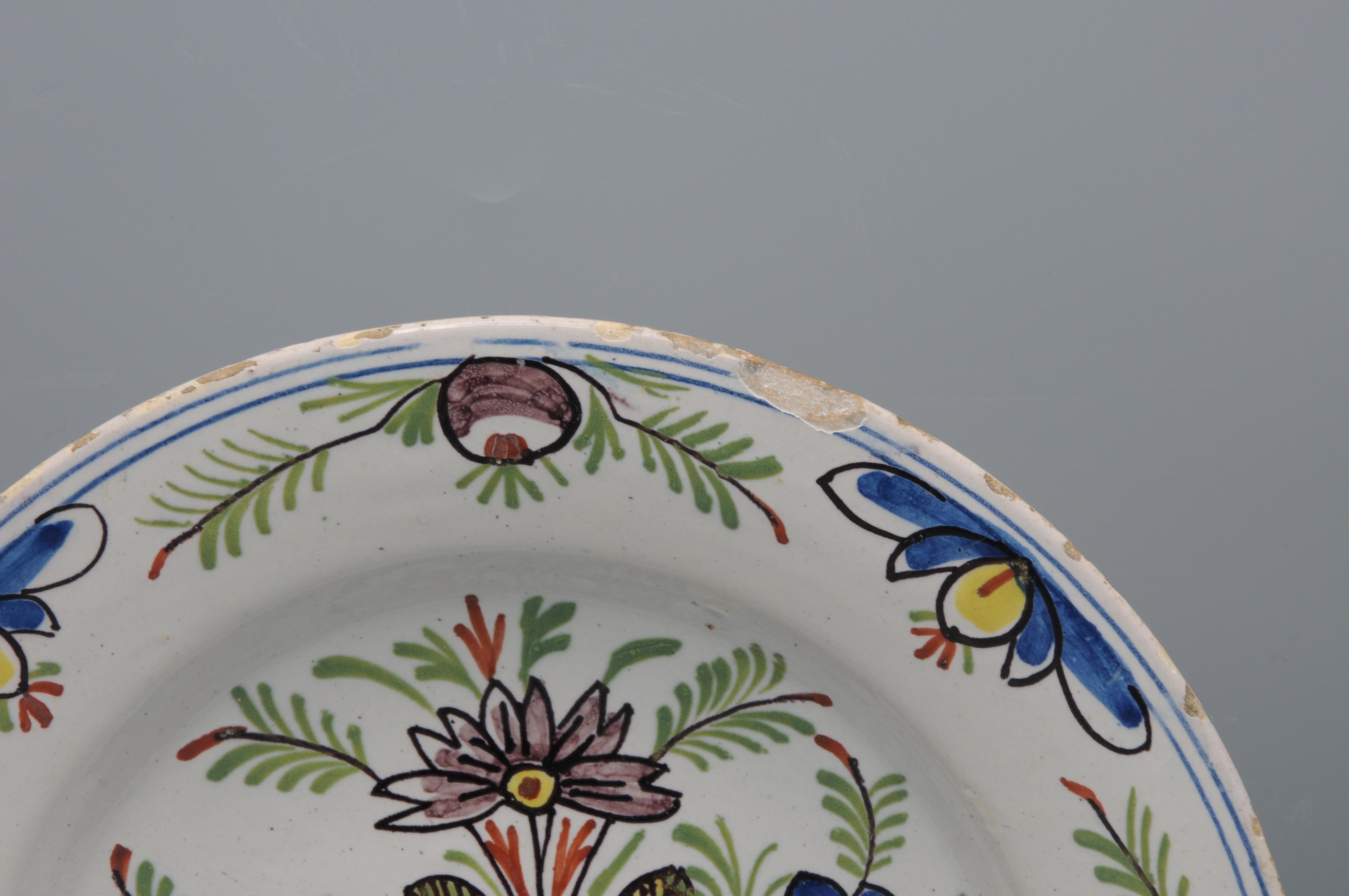 Néerlandais Assiette polychrome 'boerendelfts' de Delft - début du 19ème siècle en vente
