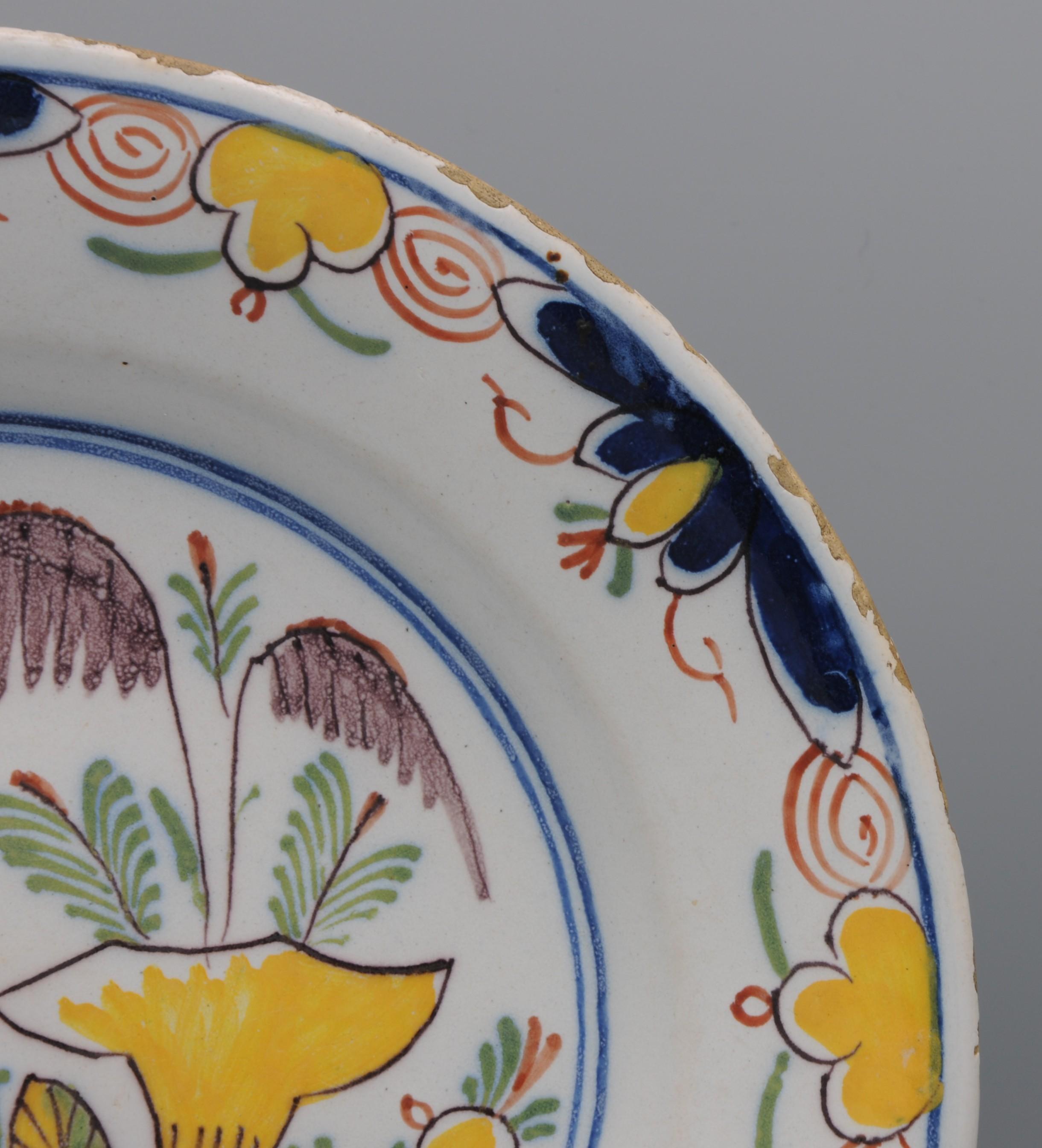 Vernissé Assiette polychrome 'boerendelfts' de Delft - début du 19ème siècle en vente
