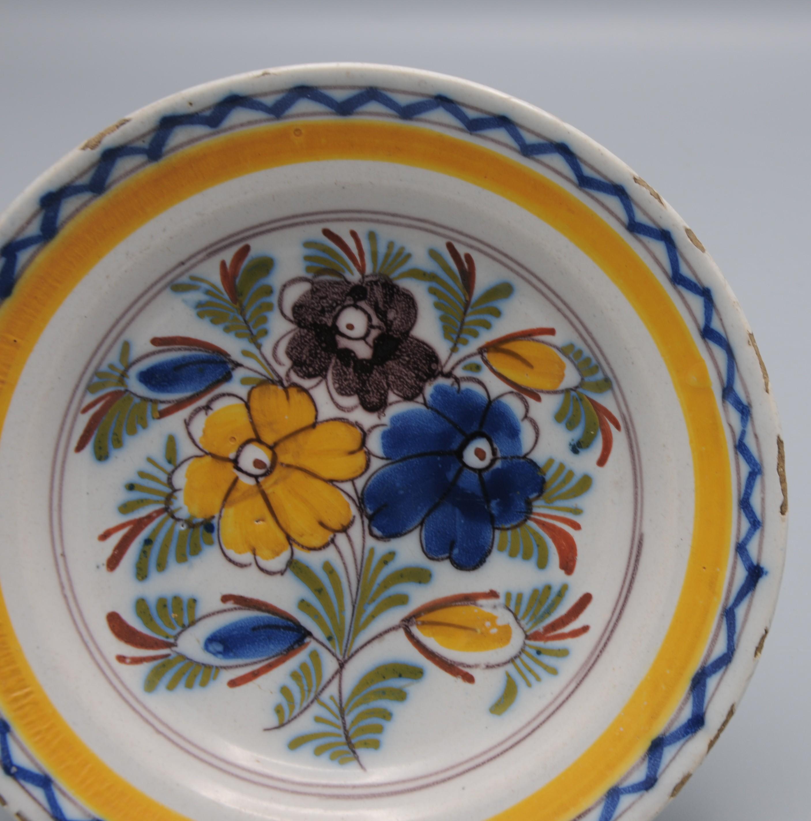 Vernissé Assiette polychrome 'boerendelfts' de Delft - début du 19ème siècle en vente