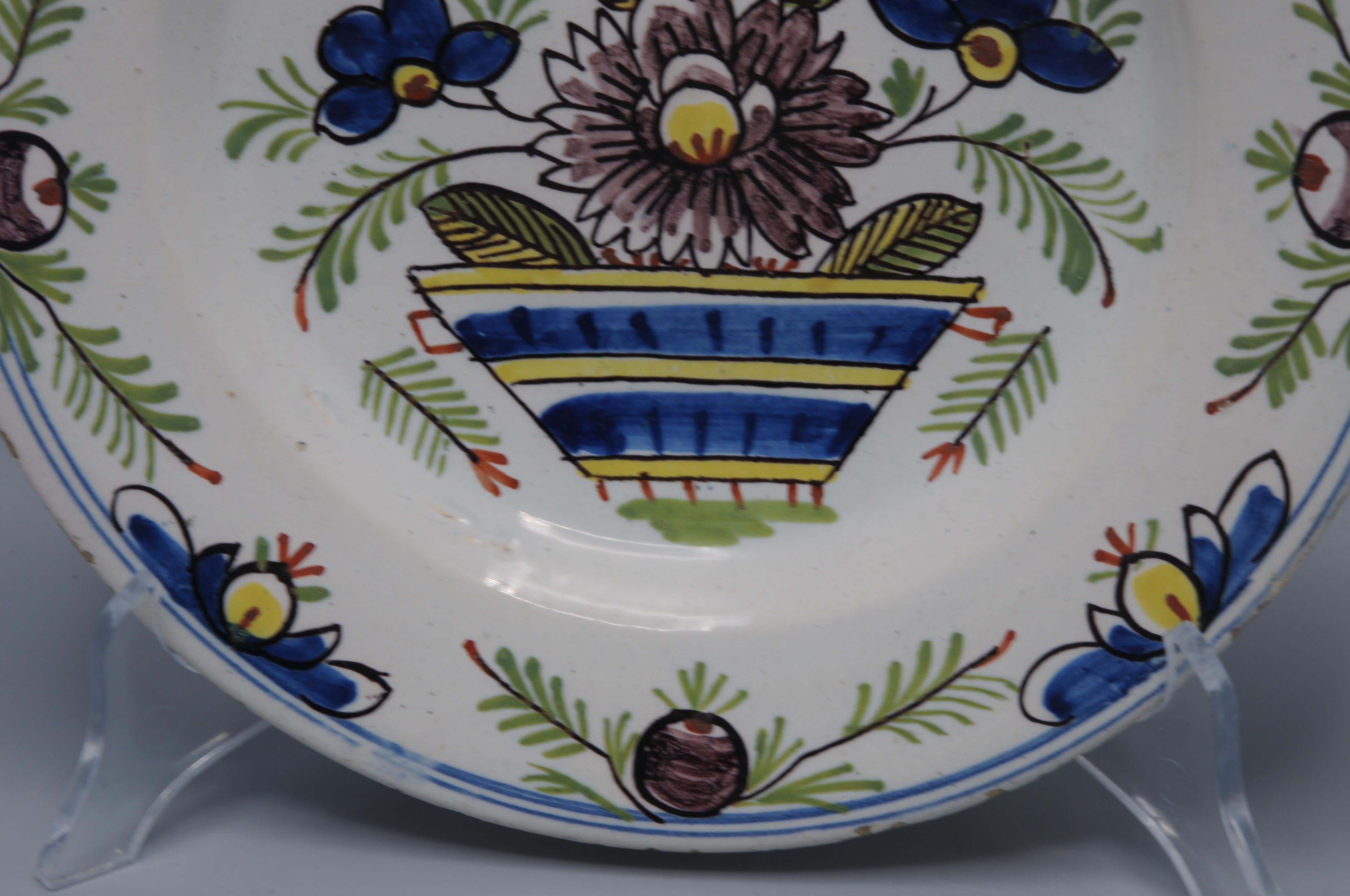 Vernissé Assiette polychrome 'boerendelfts' de Delft - début du 19ème siècle en vente